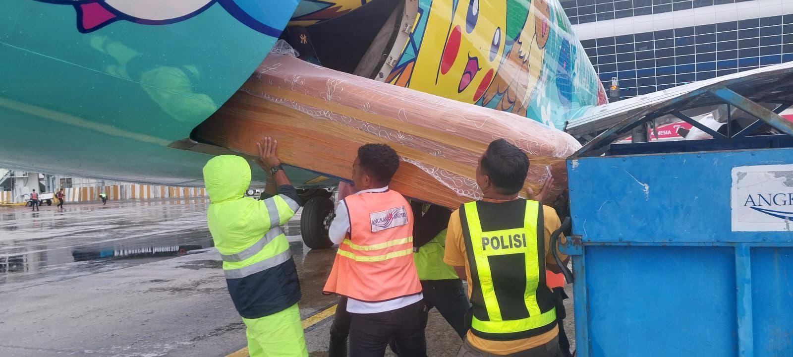 Jenazah Pilot Gleen Malcom Coning Korban Penembakan KKB di Distrik Alama Diberangkatkan menuju Jakarta