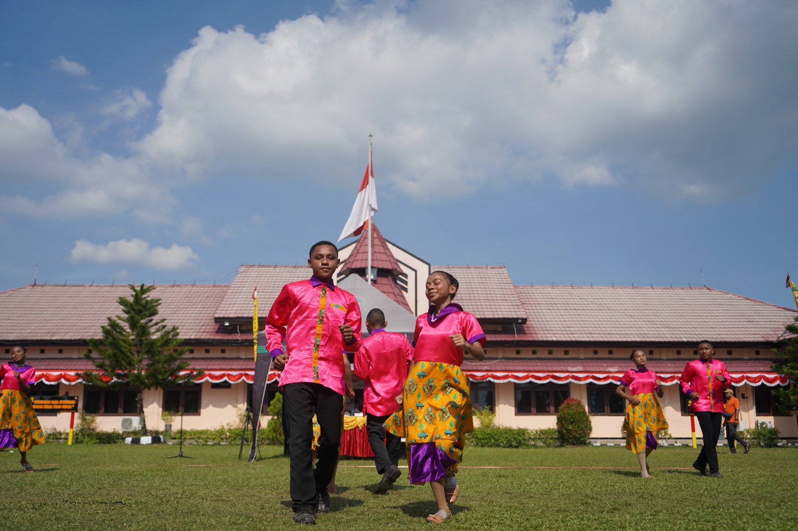 Lestarikan Budaya, Polres Jayapura dan Alumni Angkatan 94 SMP I Gelar Lomba Yosim Pancar