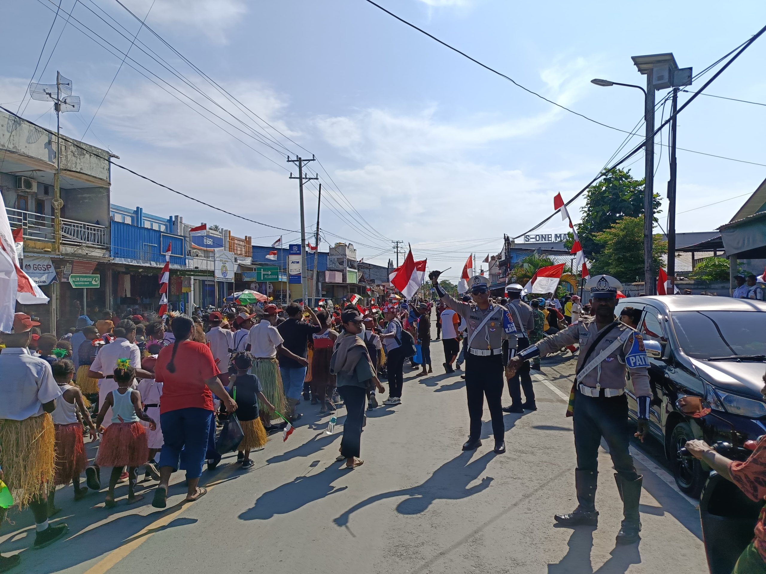 Satuan Lalu lintas Polres Sarmi Laksanakan pengawalan dan pengaturan Lalu Lintas Pada Parade Merah Putih dalam rangka HUT RI ke-79th