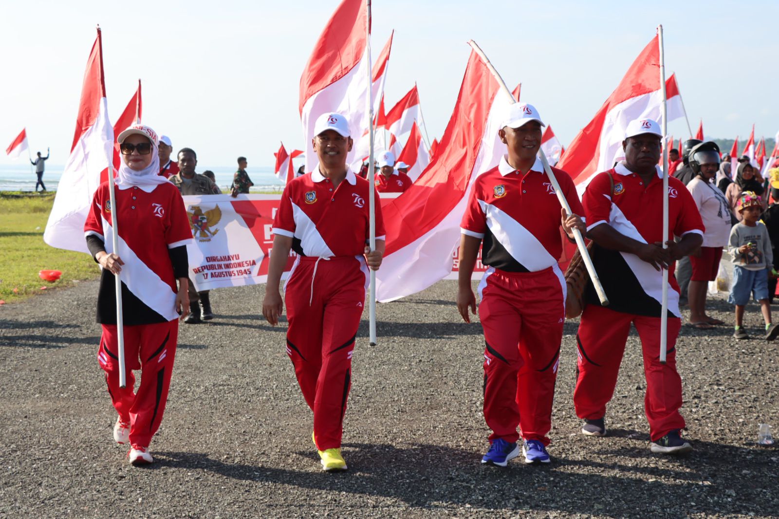 Kapolres Sarmi melepas peserta Parade Merah Putih yang Diadakan Oleh Pemerintah Kabupaten Sarmi