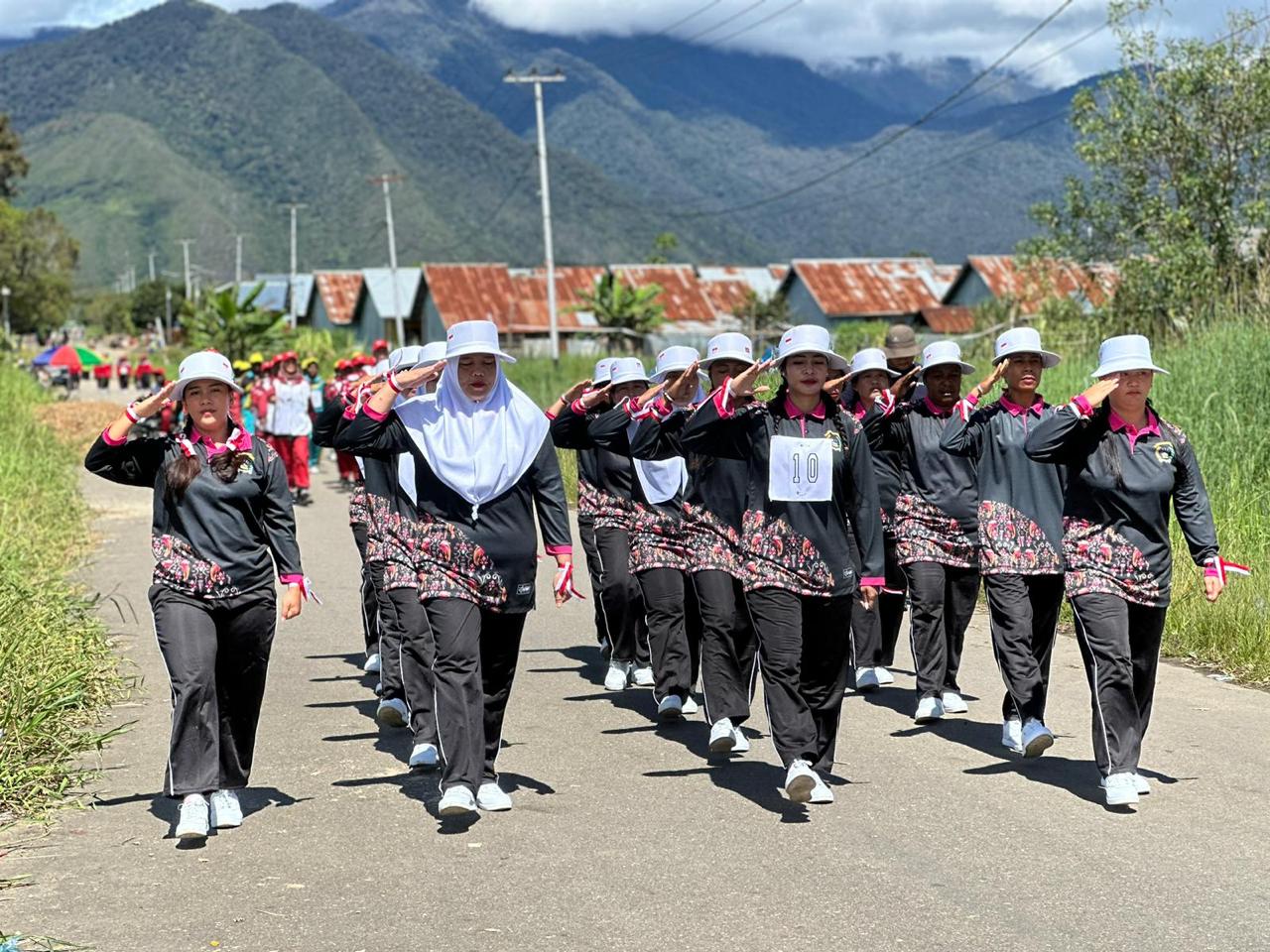 Turut Meriahkan HUT RI Ke-79, Bhayangkari Cabang Dogiyai Ikut Lomba Gerak Jalan