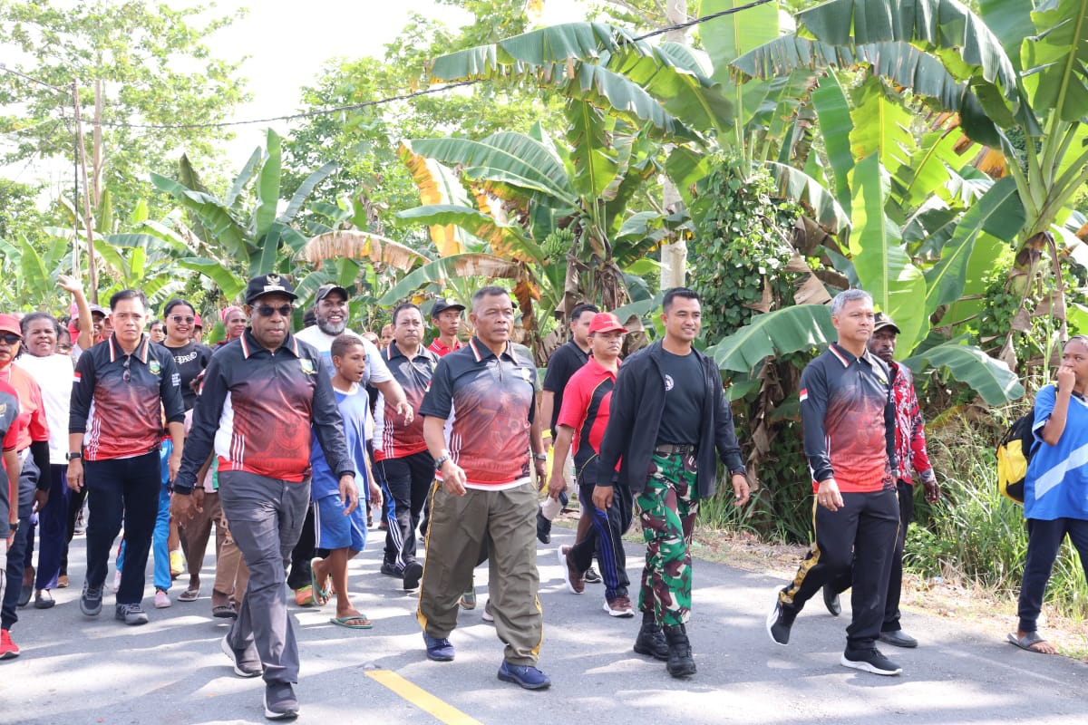 Kapolres Keerom Mengikuti Giat Jalan Santai yang Digelar Pemda Keerom