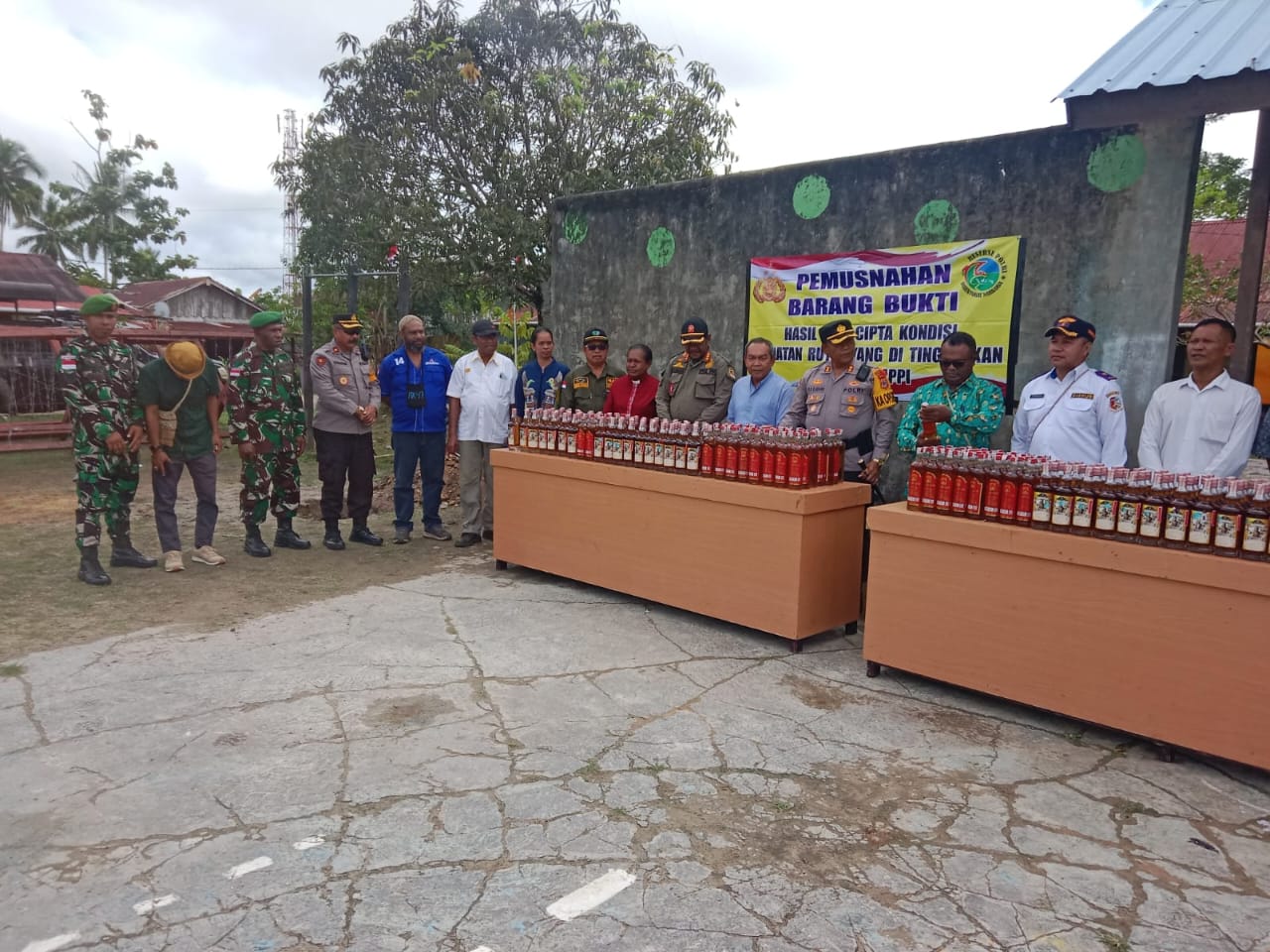 Polres Mappi Musnakan Ratusan botol Miras Pabrikan Ilegal