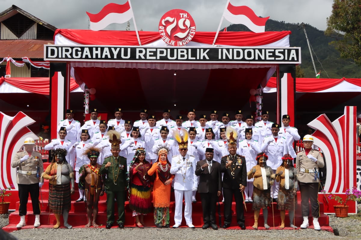 Upacara Pengibaran Bendera Merah Putih Dalam Rangka Hari Kemerdekaan RI Ke-79 Di Kabupaten Puncak Jaya Berjalan Dengan Aman dan Lancar