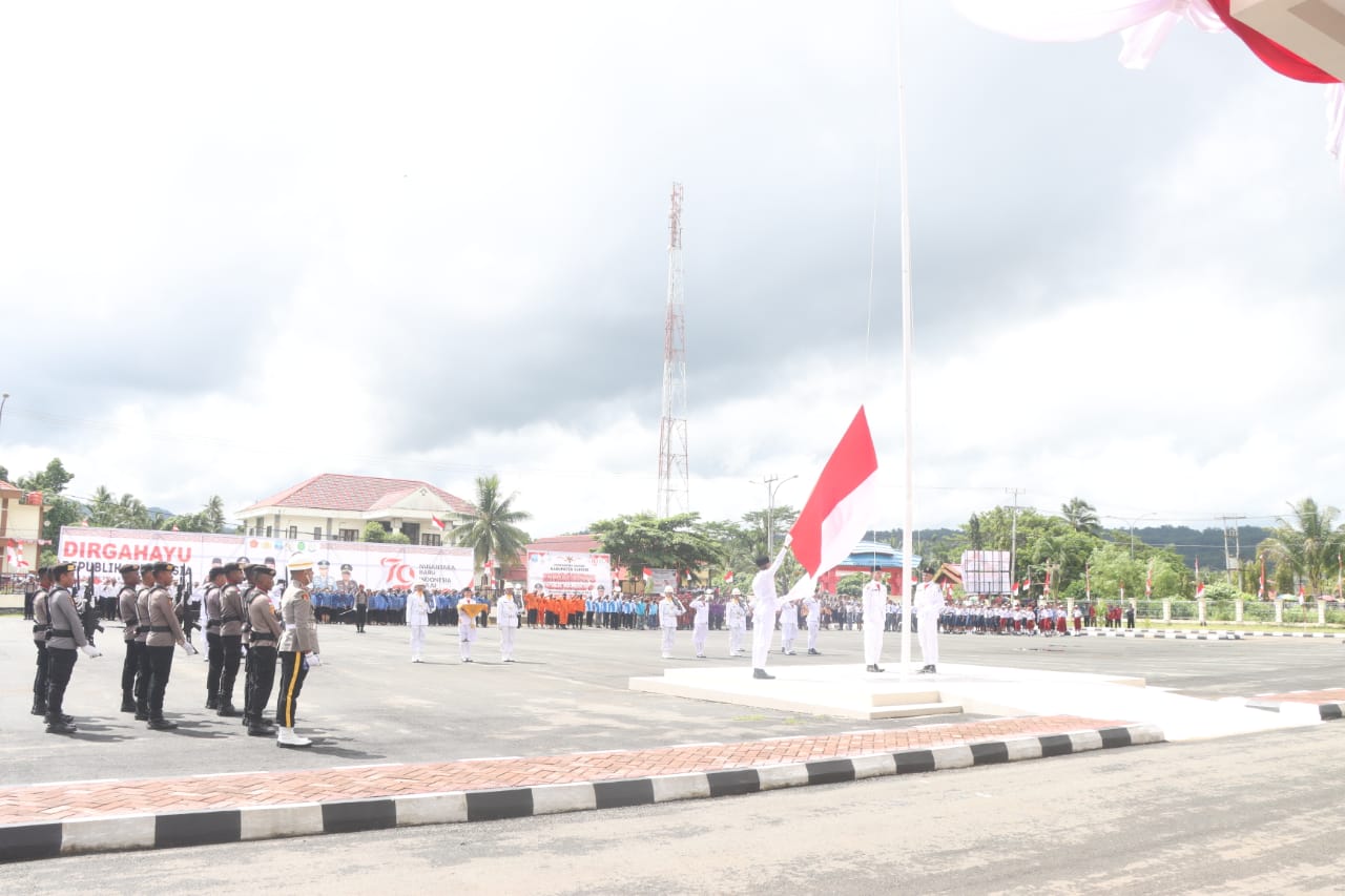Kibaran Merah Putih Terbentang Luas Pada Upacara Bendera Yang Dilaksanakan di  Polres Supiori.