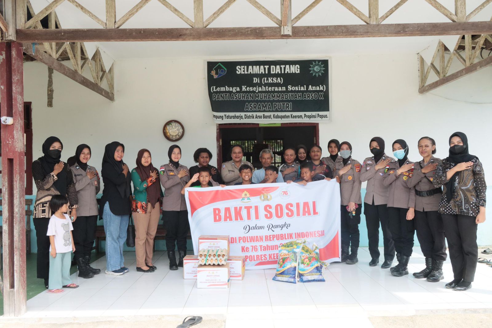 HUT Polwan Ke-76, Polwan Polres Keerom Gelar Bakti Sosial