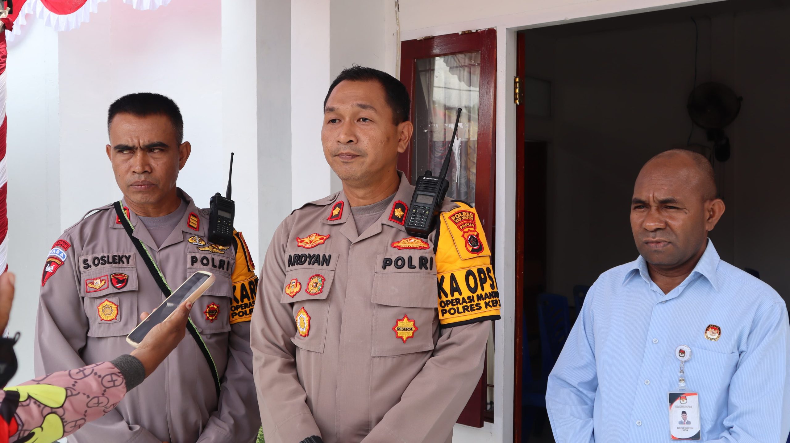 Polres Yapen Amankan Pendaftaran Calon Bupati Dan Wakil Bupati di Kabupaten Kepulauan Yapen