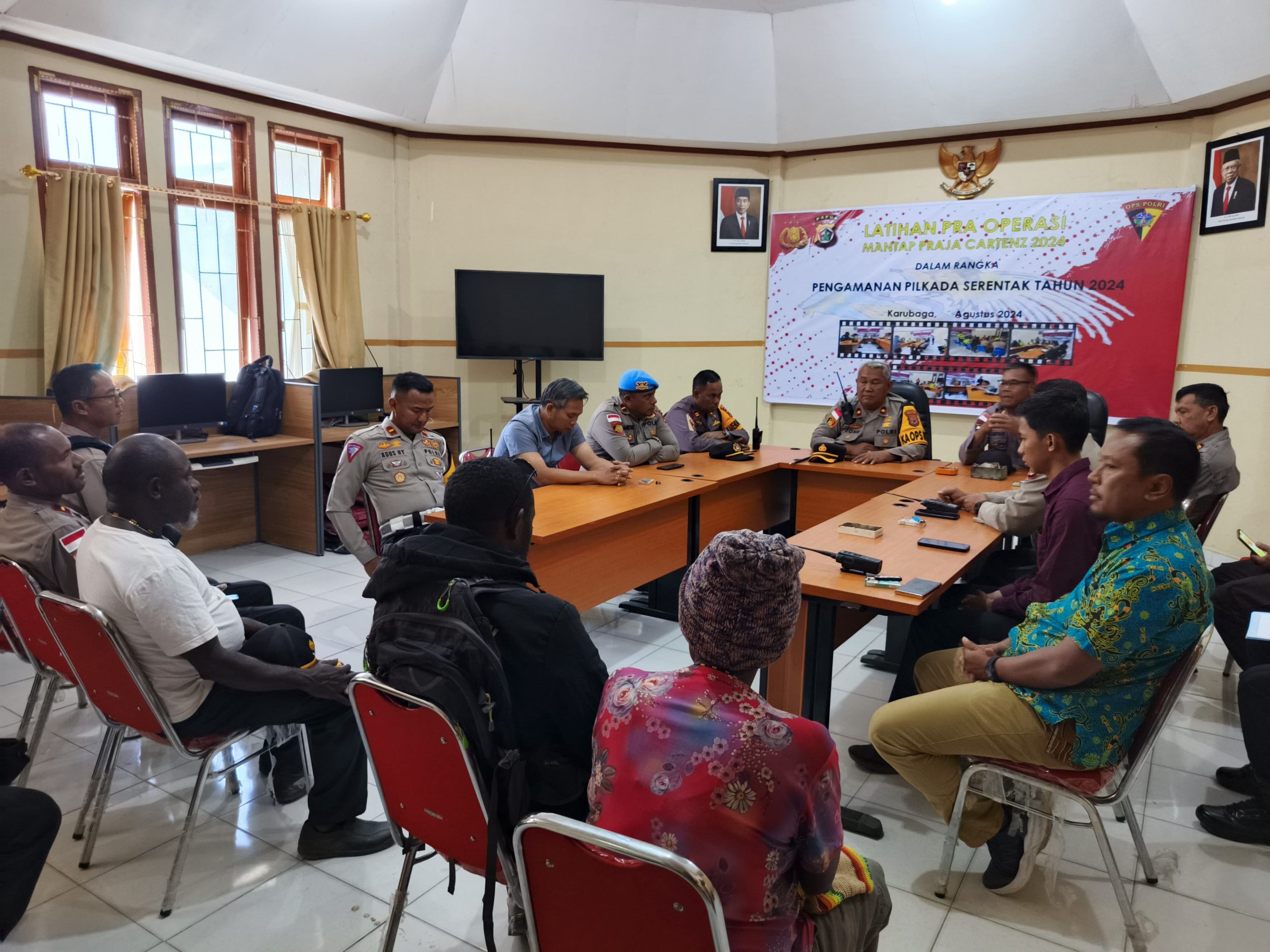 Kapolres Tolikara Serahkan Bantuan Tali Asih (Uang Pengobatan) Yainus Yanengga
