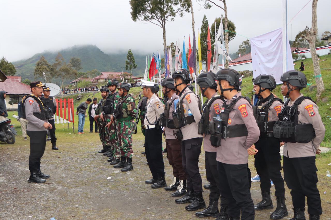 Aparat Gabungan TNI-POLRI Amankan Tahapan Pendaftaran Hari Pertama Bakal Calon Bupati dan Wakil Bupati Puncak Jaya