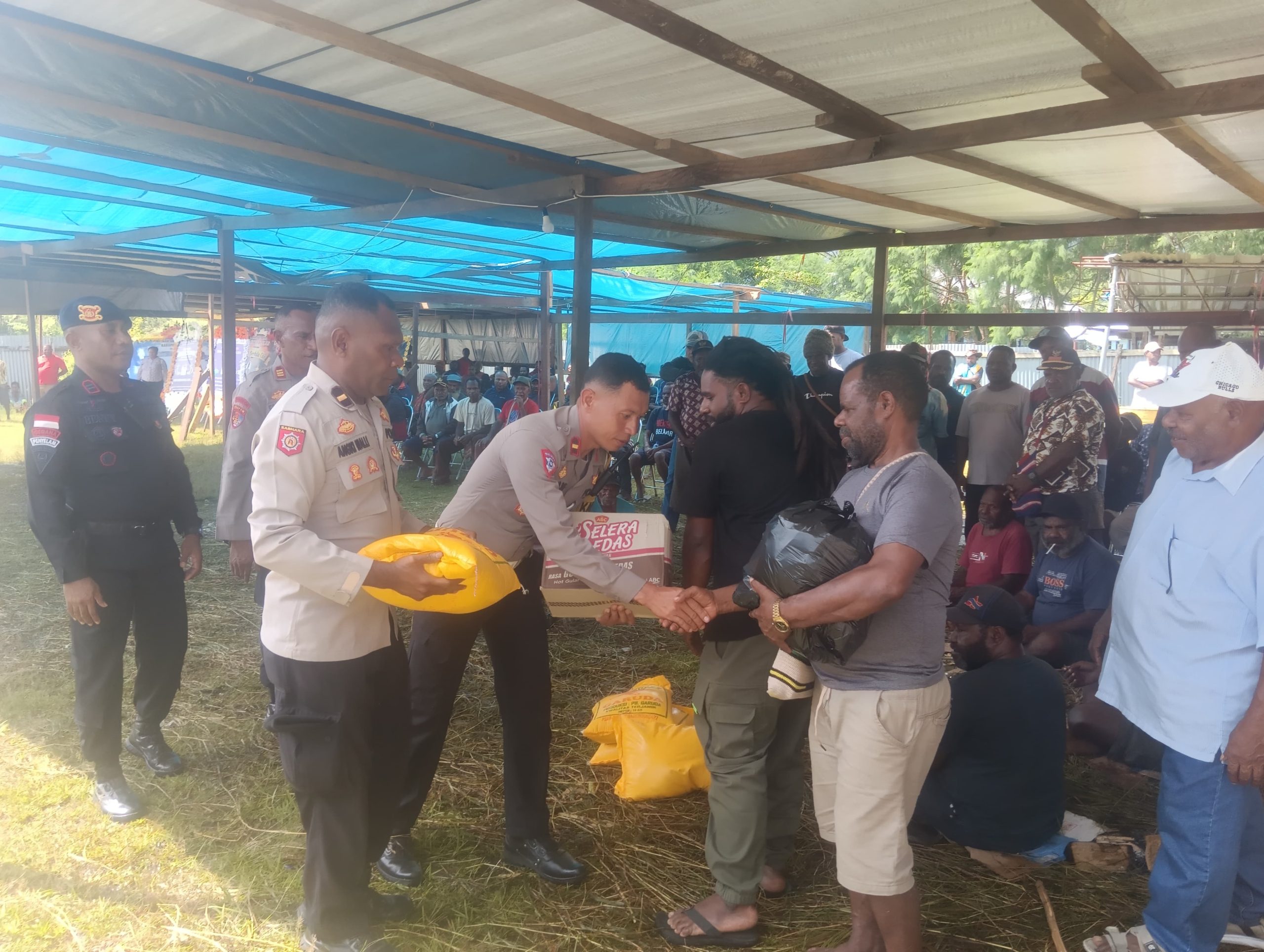 Wujud Belasungkawa, Kapolres Yalimo Berikan Bantuan Duka Kepada Almarhum Tokoh Masyarakat