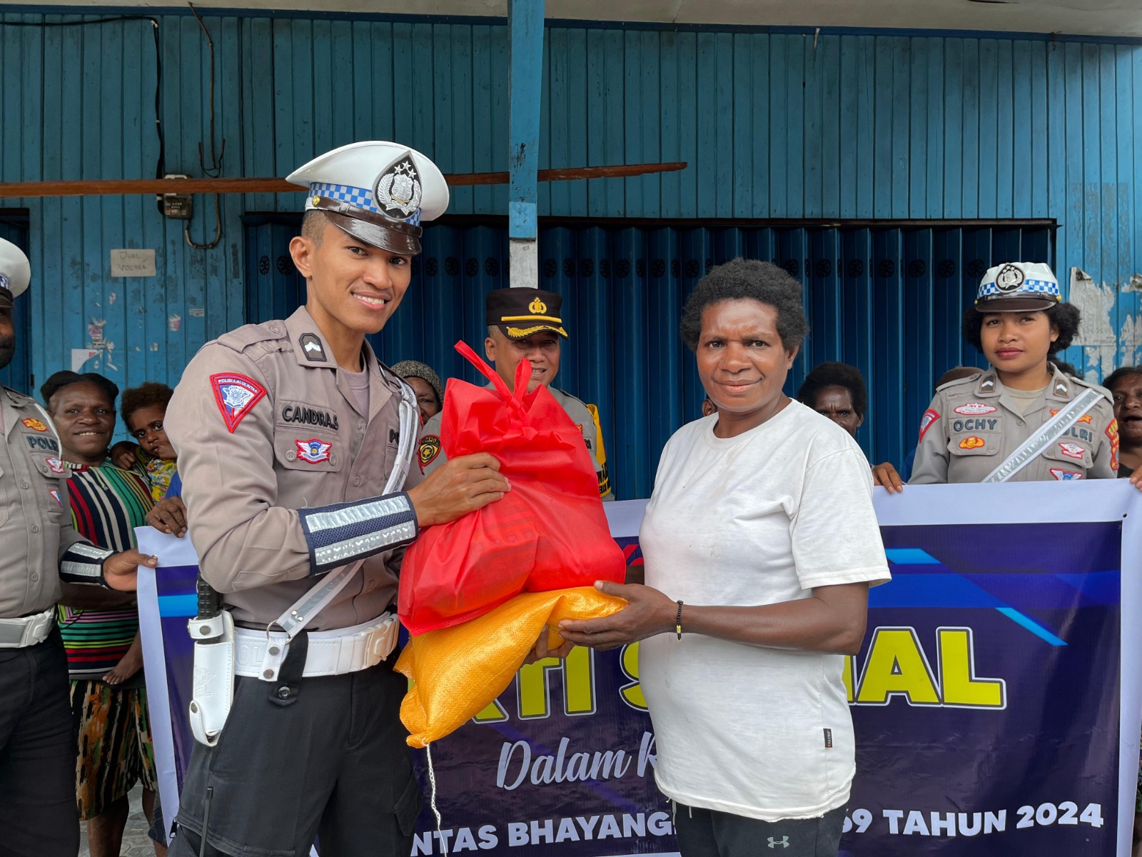 HUT Lalu Lintas Ke – 69, Sat Lantas Polres Asmat Gelar Baksos