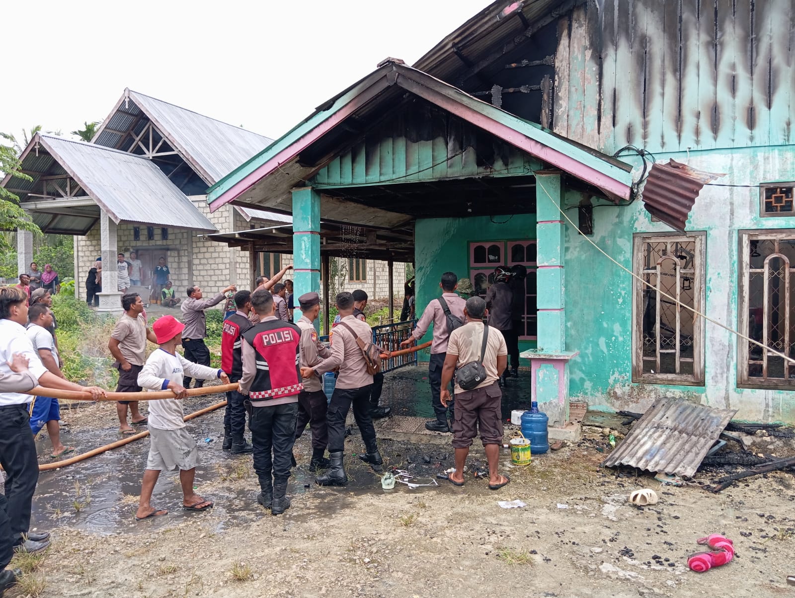 Sigap, Personel Polres Keerom Bantu Padamkan Kebakaran Satu Unit Rumah Milik Personil Polri di Arso VI