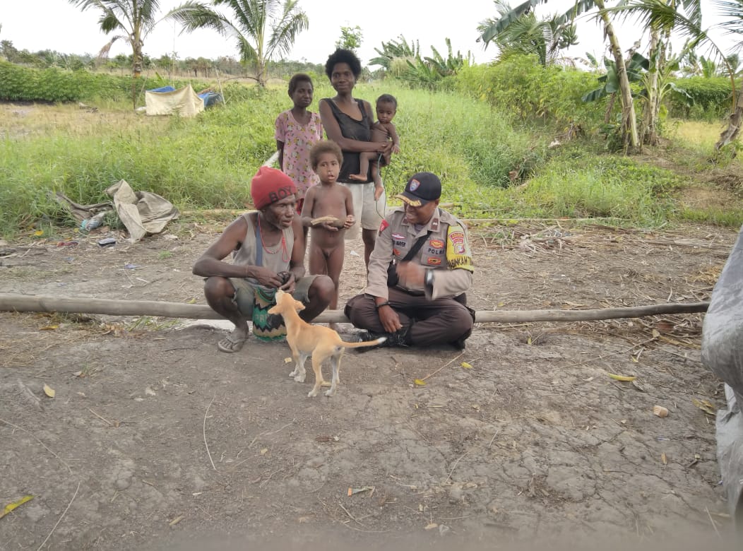 Bhabinkamtibmas Kampung Kiworo melaksanakan Door to door Sitem