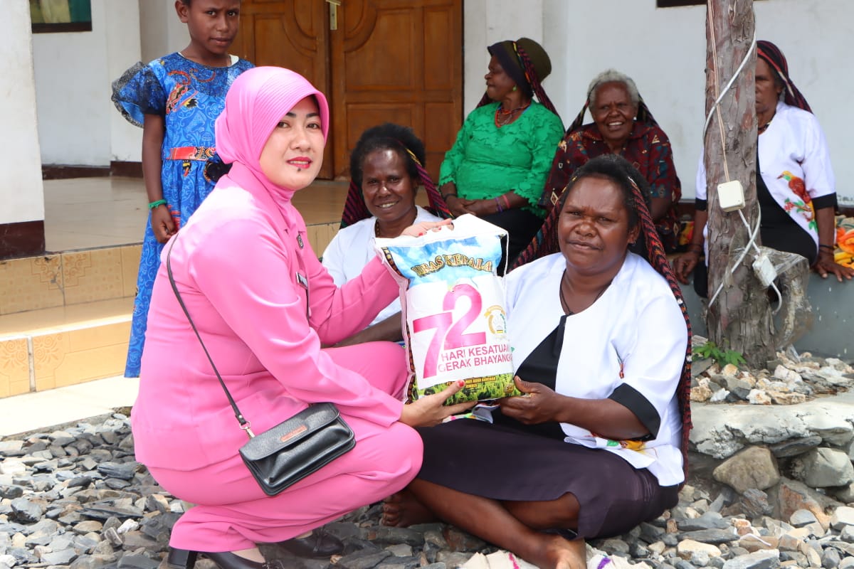 Bhayangkari Peduli, Bhayangkari Cabang Puncak Jaya Gelar Baksos Salurkan Bantuan Ibu Kapolri Di Tempat Ibadah