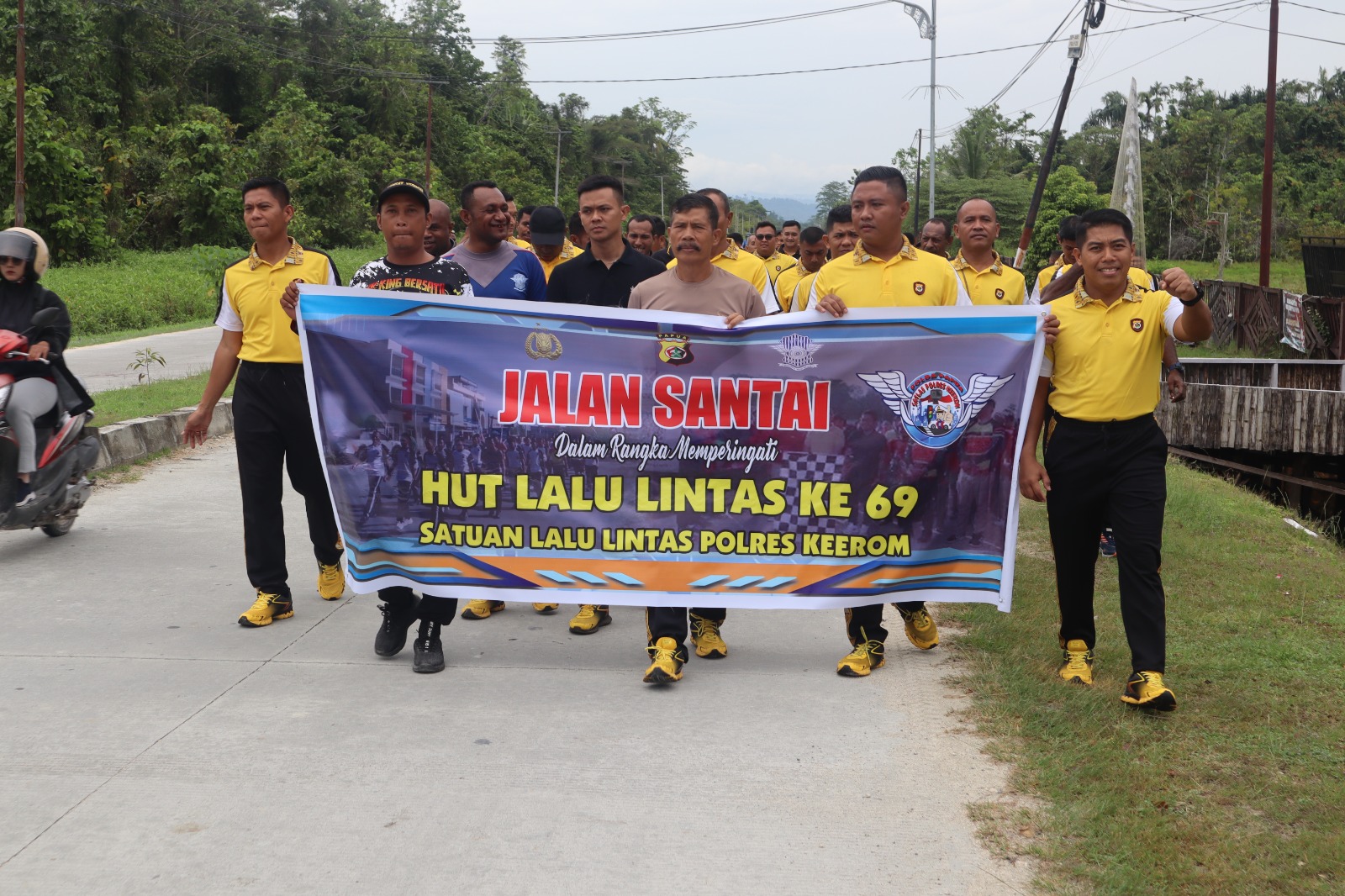 Meriahkan HUT Polisi Lalu Lintas, Polres Keerom Gelar Jalan Santai