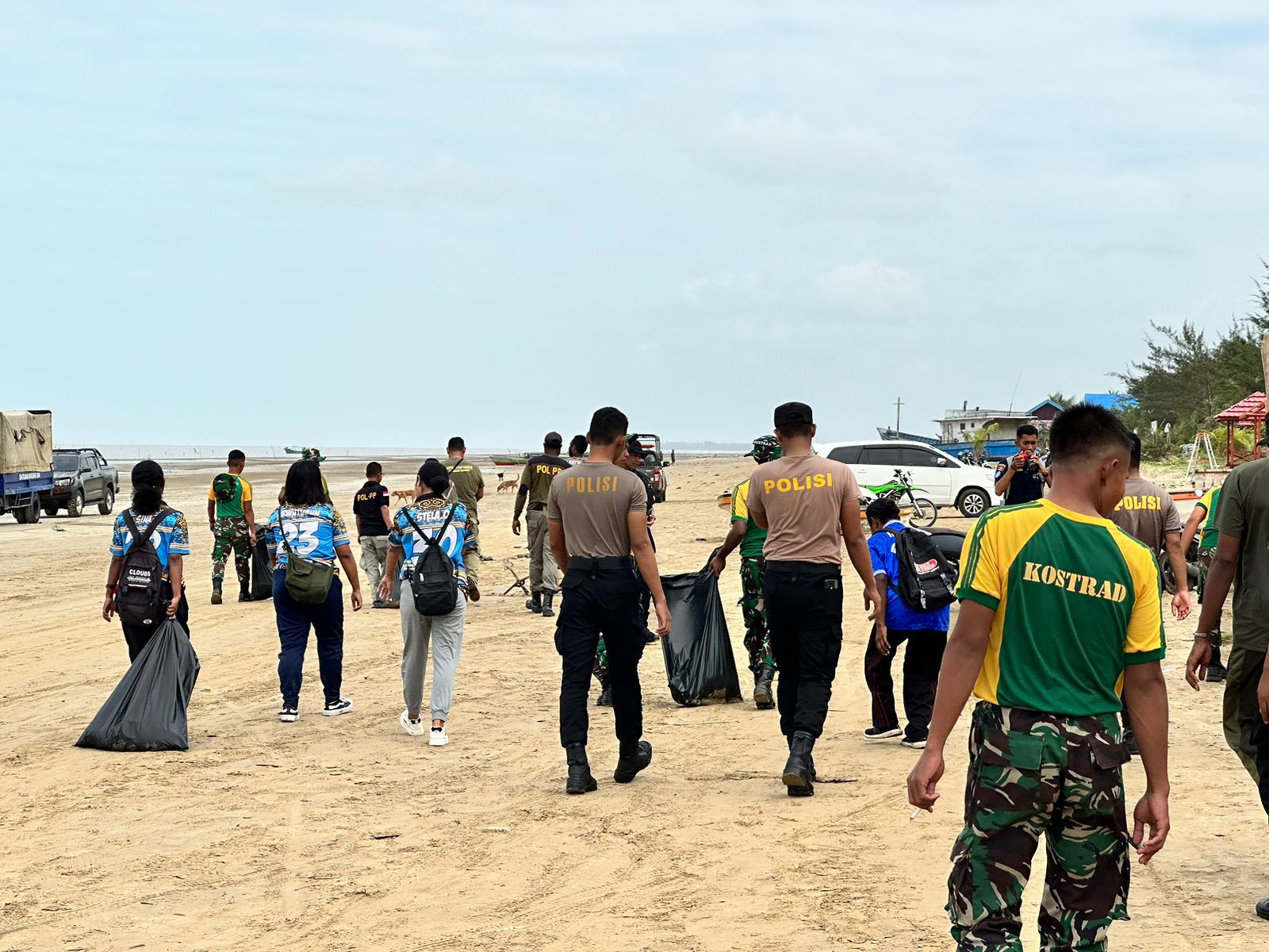 Personil Polres Merauke Ikuti Kegiatan Pembersihan Pantai Lampu Satu dalam Rangka HUT TNI