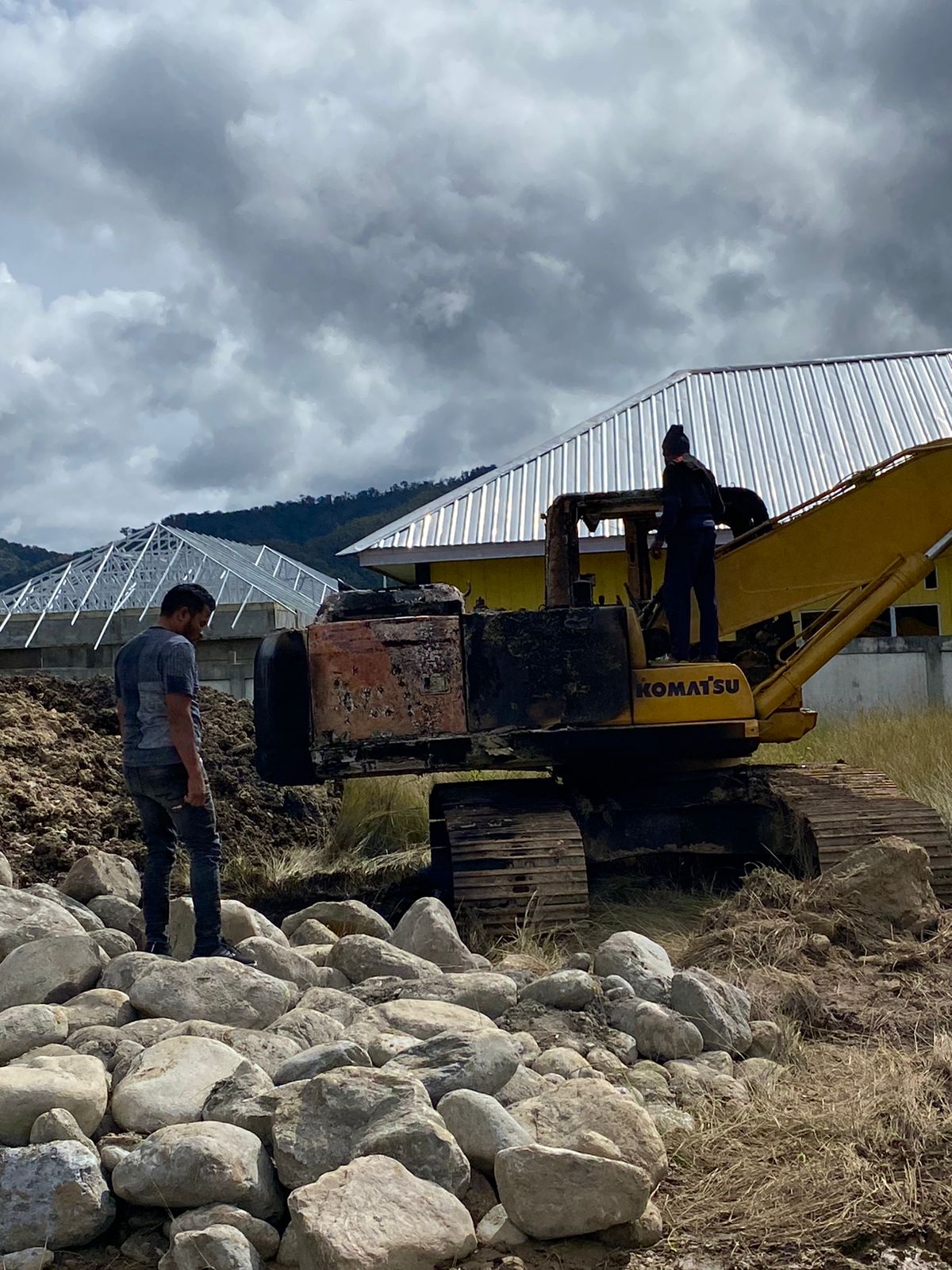 Terbakarnya Alat Berat Excavator di Lokasi Pembangunan Kantor BKD Kab. Dogiyai