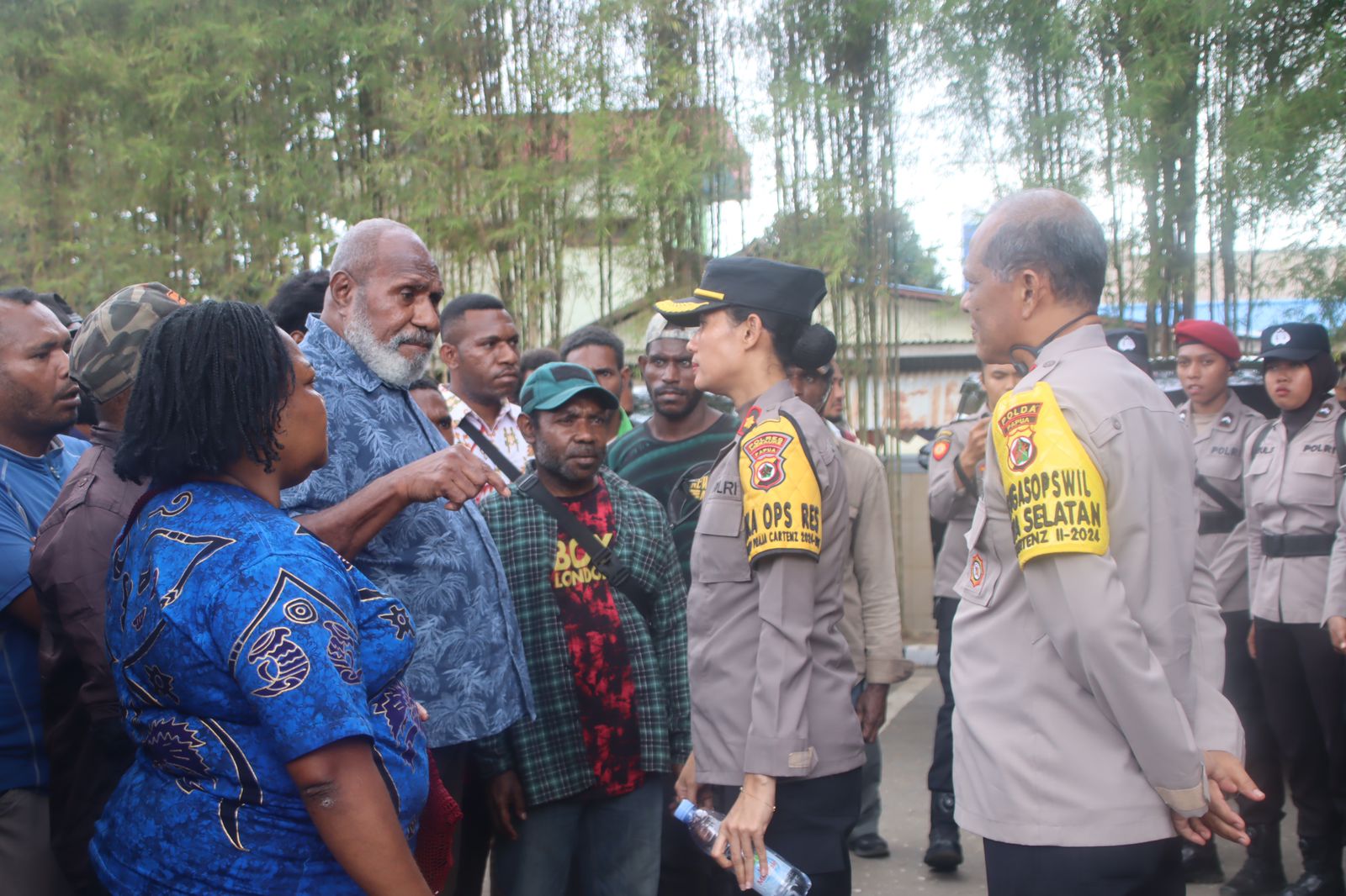 Polres Merauke, BKO Polda Papua, dan Brimob Merauke Amankan Aksi Demo Damai di Depan Hotel Swissbell