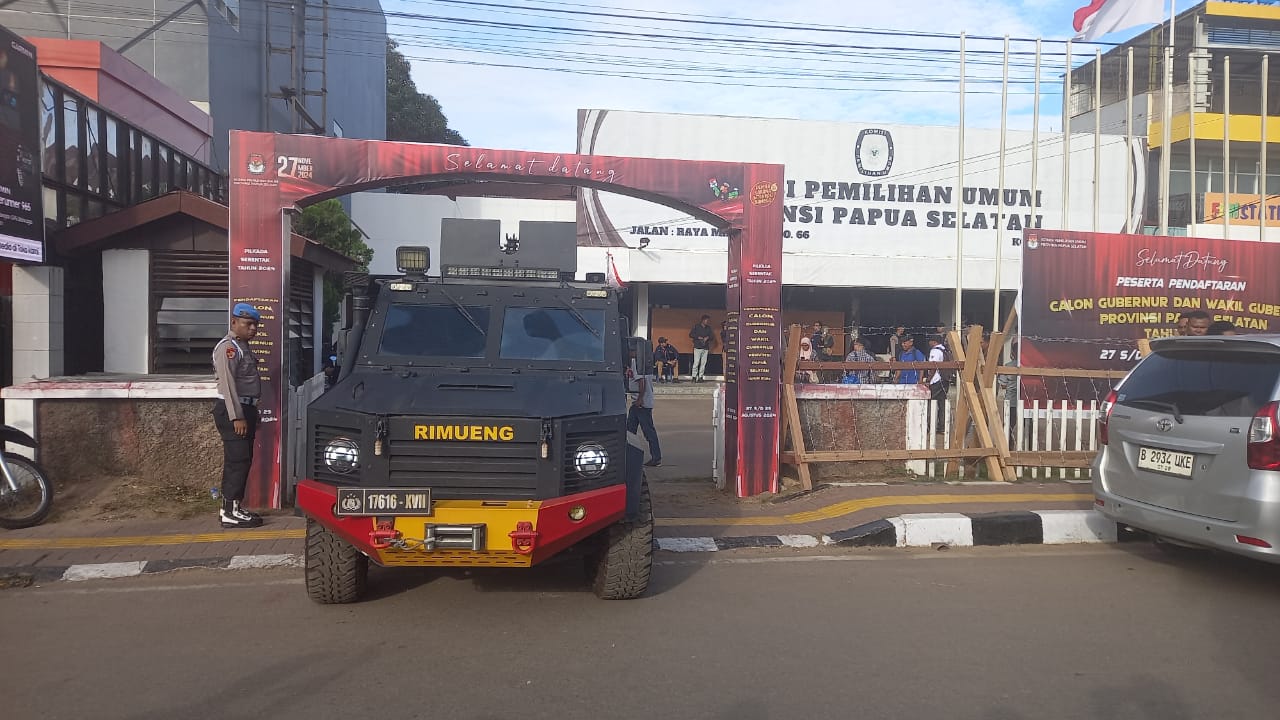 Personel Polri Amankan Penyerahan Rekomendasi MRP Ke KPU di Merauke