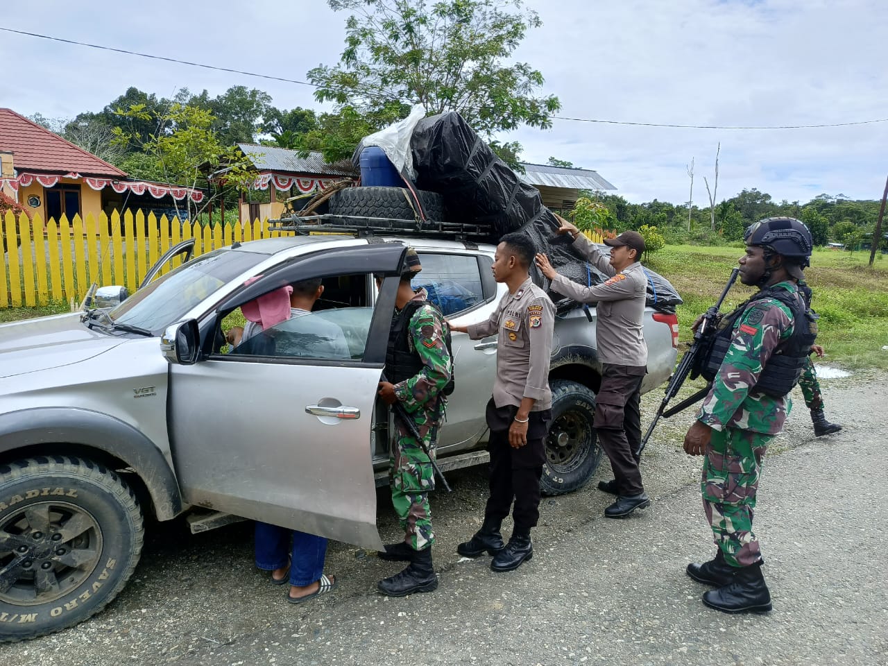 Cegah Ganguan Kamtibmas, Polsek Senggi Bersama Satgas TNI AD Mengelar Razia Kendaraan