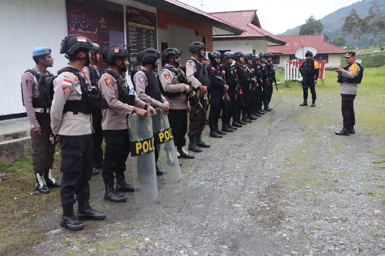 Personel Gabungan TNI-POLRI Amankan Jalannya Rapat Pleno Terbuka Pengundian Nomor Urut Paslon Bupati dan Wakil Bupati Puncak Jaya Tahun 2024