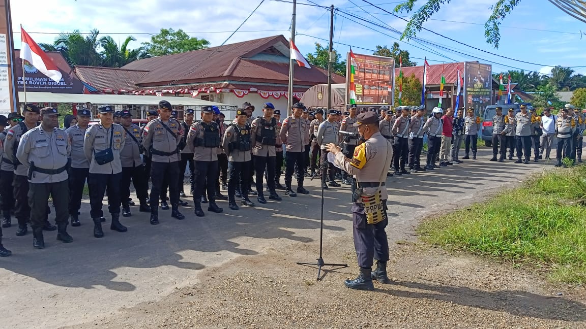 Polres Boven Digoel terjunkan 100 Personil dalam pelaksanakan pengamanan Pencabutan nomor urut calon pasangan Bupati dan Wakil Bupati Boven Digoel