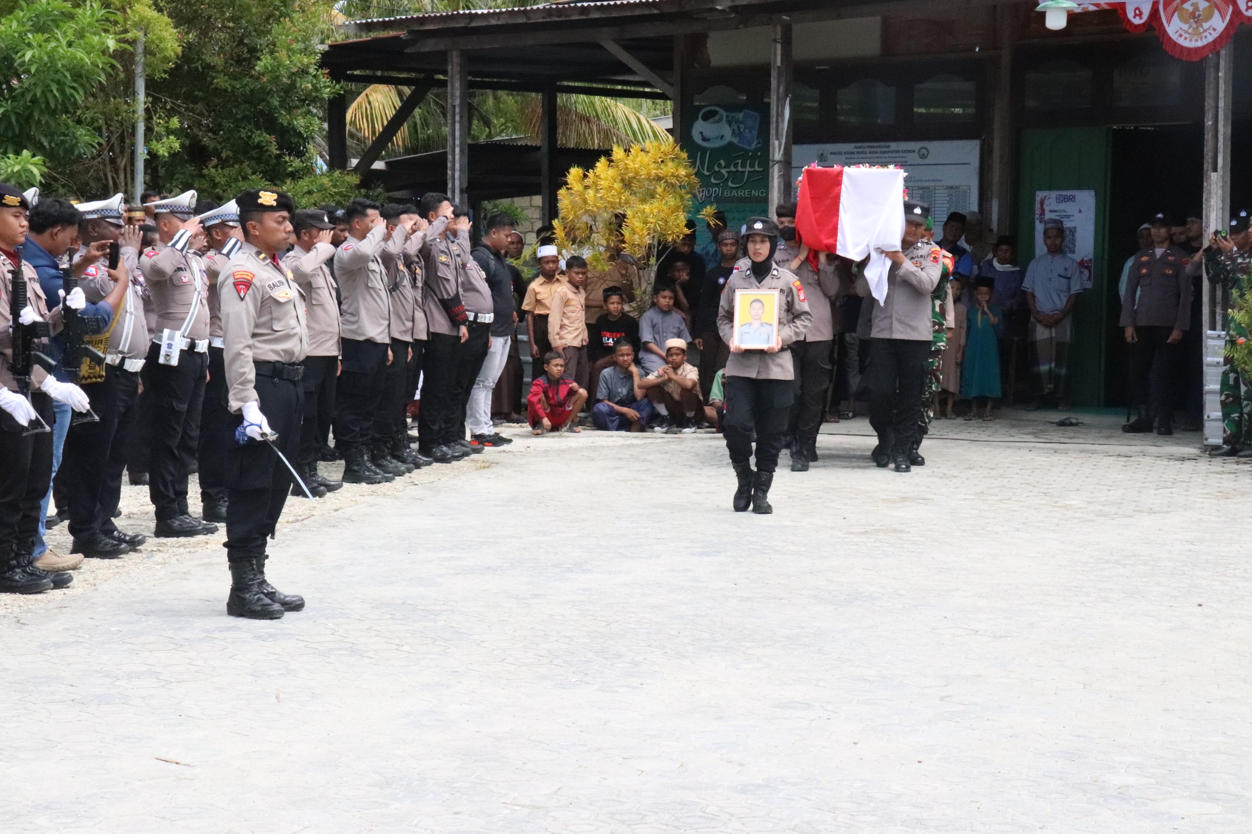 Kapolres Keerom Beri Penghormatan Terakhir kepada Alm. Brigpol Anumerta Kiki Supriyadi