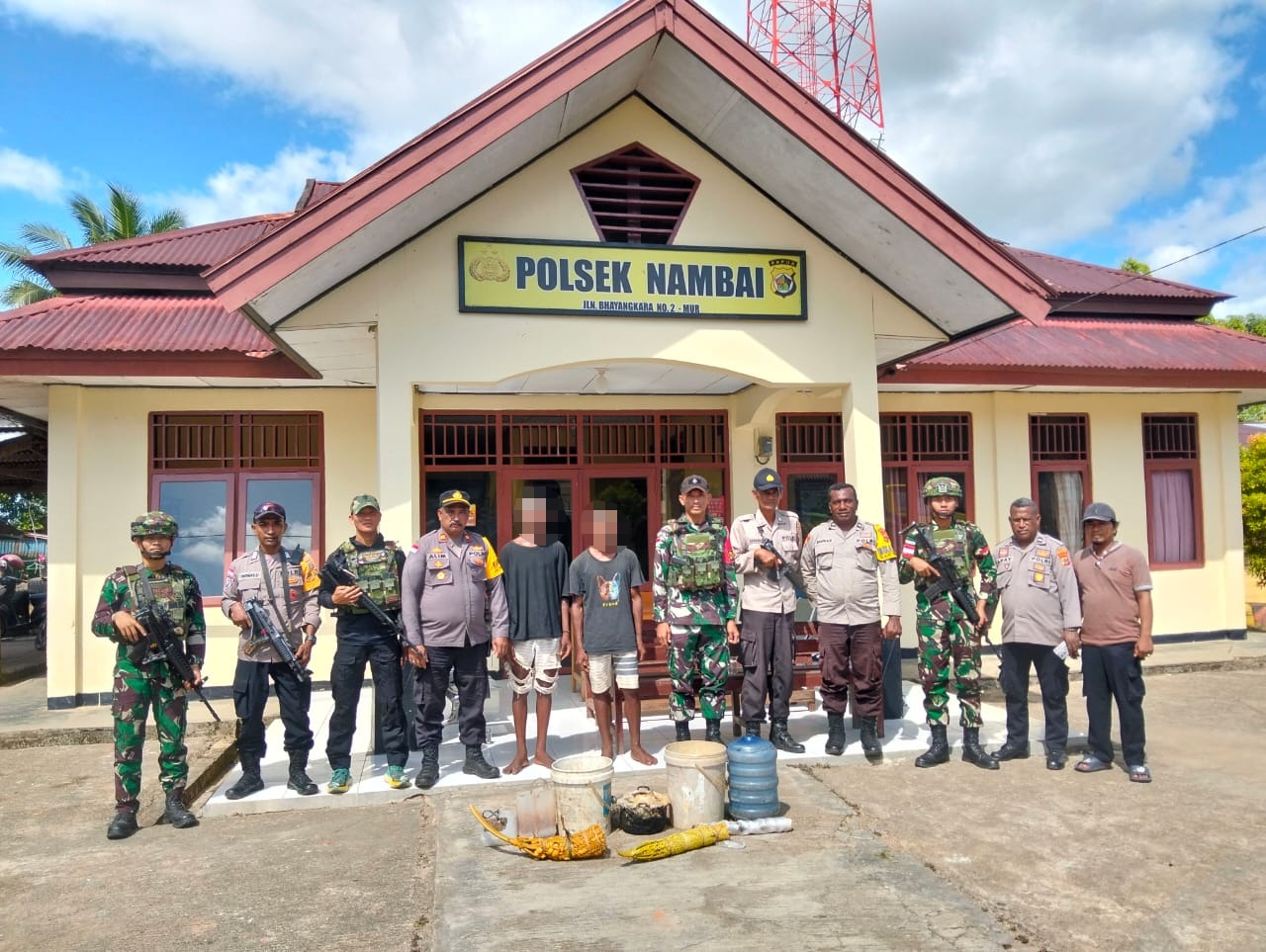 Tumpas Peredaran Miras Di Distrik Nambai, Polsek Nambai Bersama Satgas Yonif 141 lakukan Razia Miras Lokal.