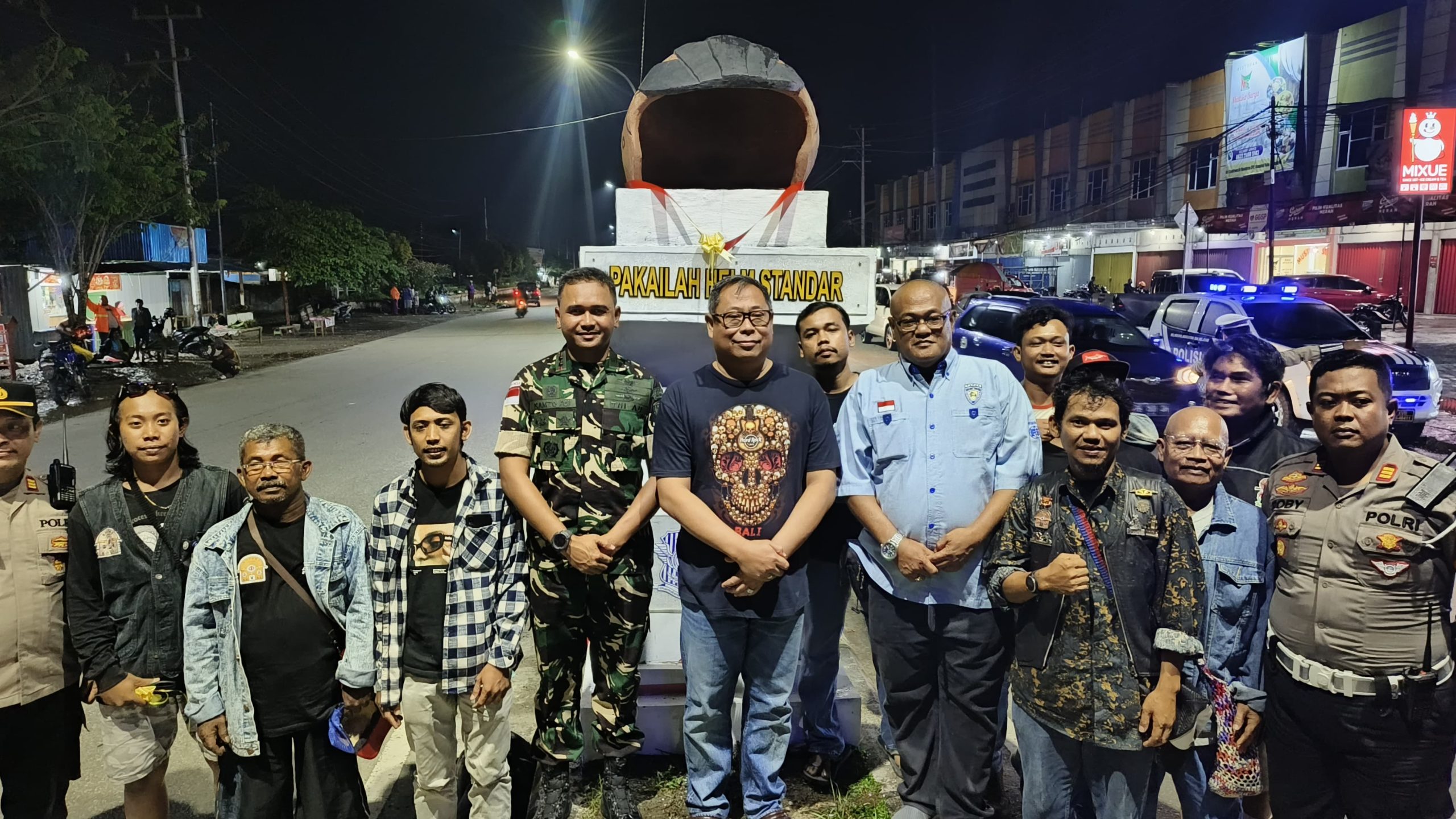 Tugu Helm Koteka Vespa Club di Timika, Diresmikan Wakapolda Papua.