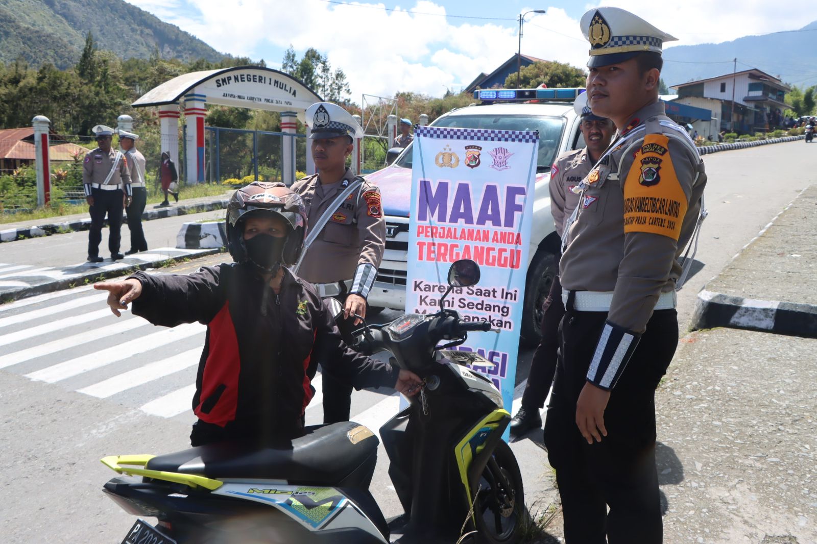 Hari Kedua Operasi Zebra Cartenz – 2024, Polres Puncak Jaya Berikan Teguran Lisan Kepada Puluhan Pengendara Bermotor