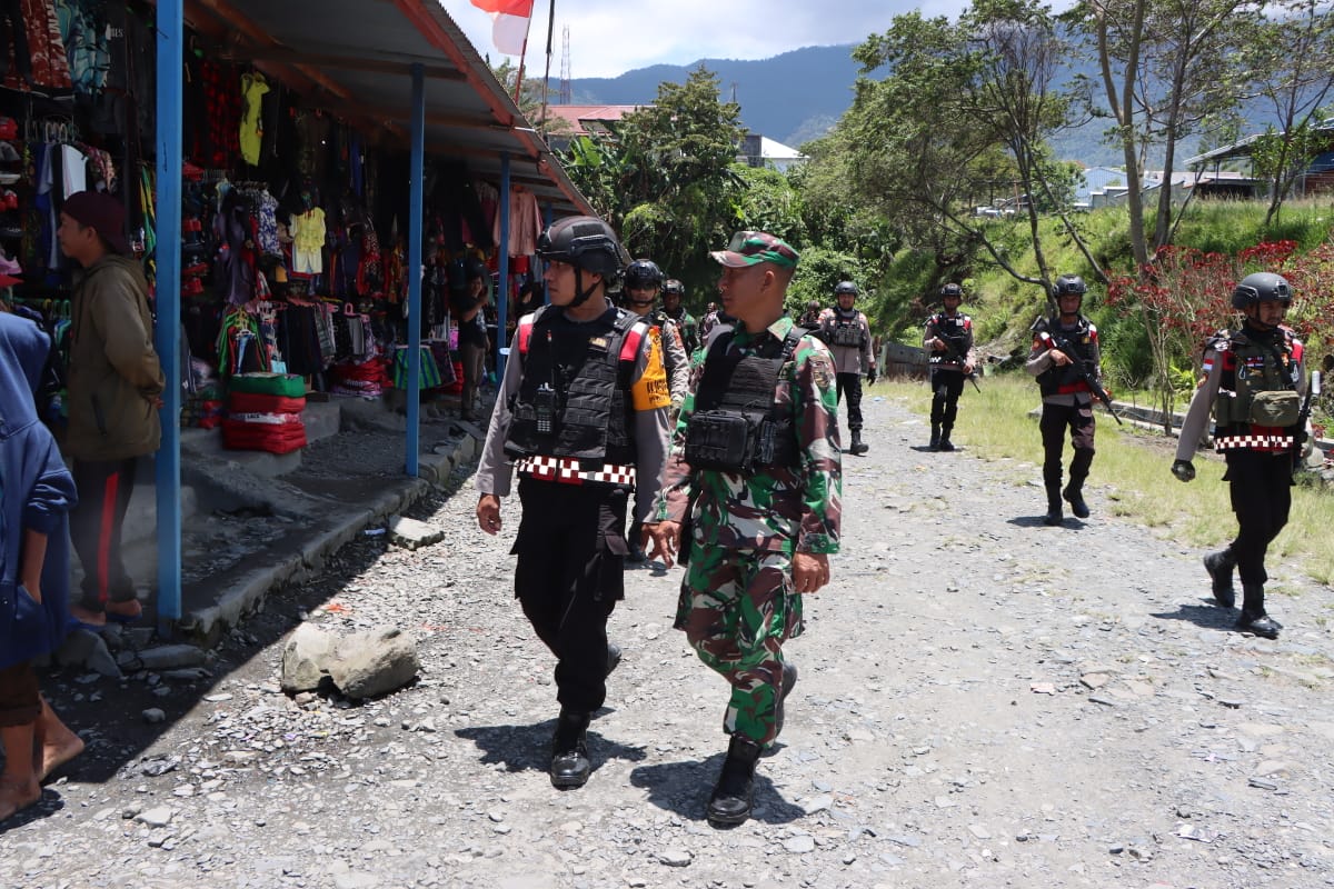 Ciptakan Pilkada Aman dan Damai, Aparat Gabungan TNI-POLRI Gelar Patroli Dialogis Diseputaran Kota Mulia