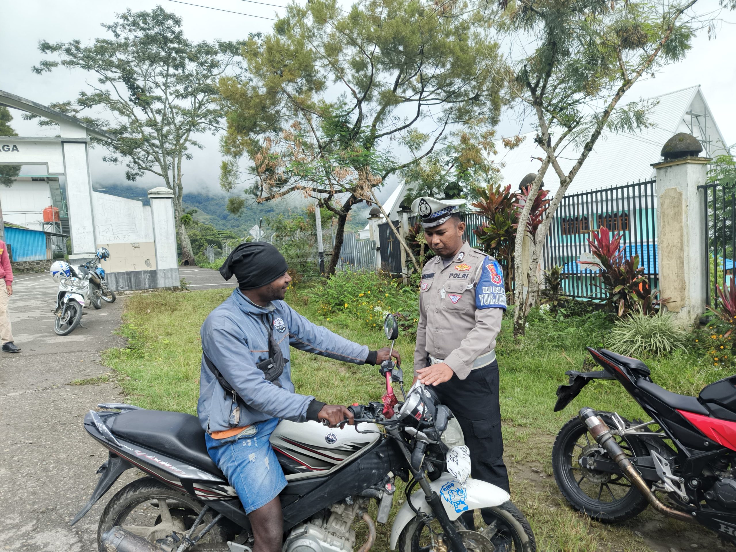 Menurun : Sebanyak 28 Pelanggar Di Berikan Teguran Dan Edukasi Oleh Sat Lantas Polres Tolikara