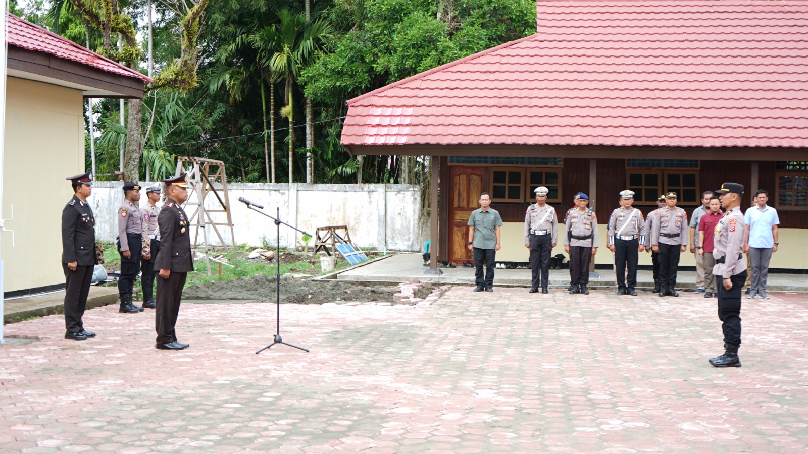 Upacara Perdana Personel OMPC II 2024 di Kantor Sementara Polda Papua Tengah