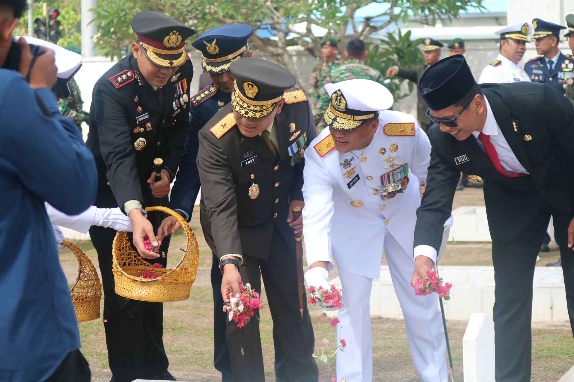 Kapolres Merauke Hadiri Ziarah Makam Pahlawan dalam Rangka HUT TNI ke-79