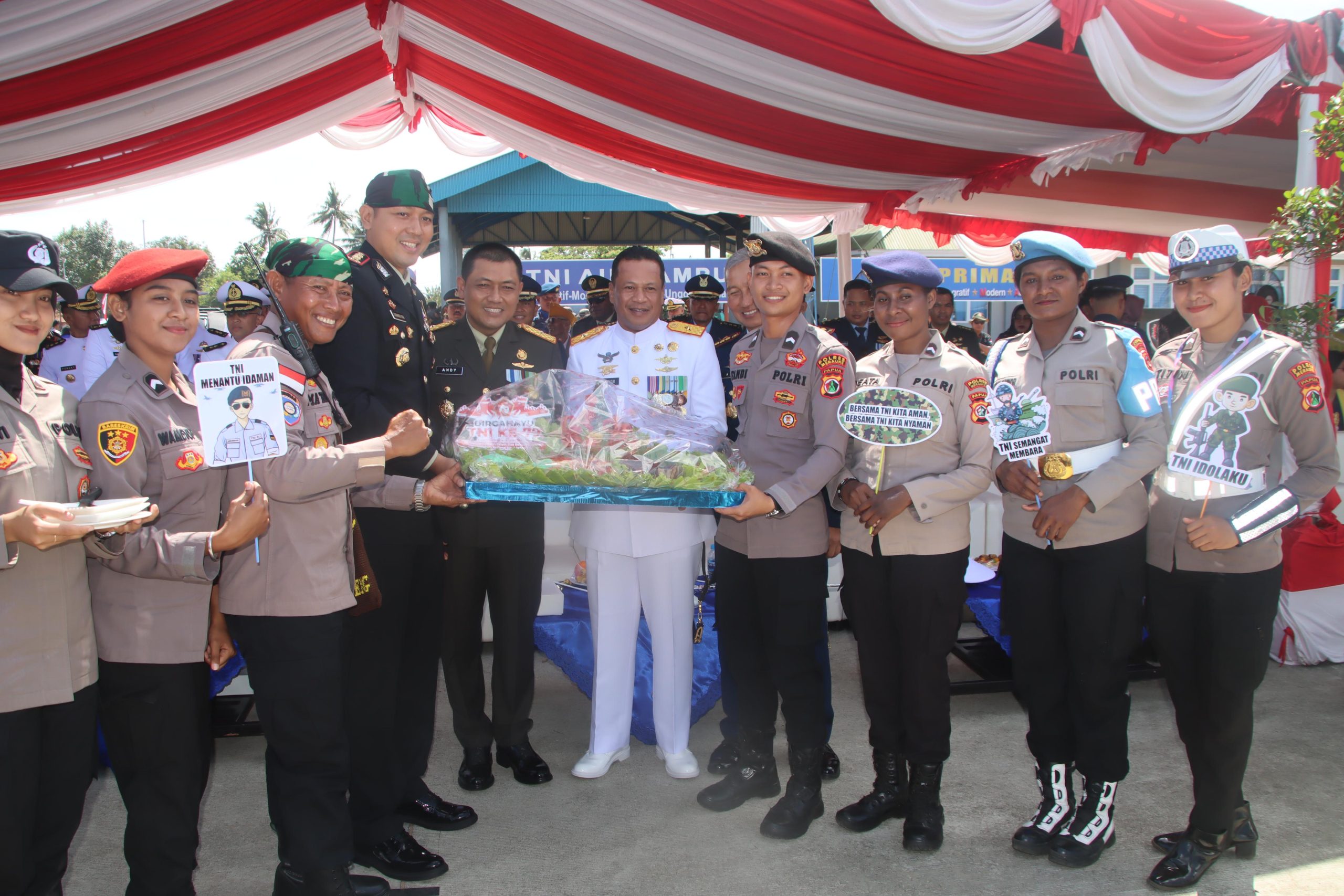 Kapolres Merauke Berikan Kado Nasi Tumpeng dalam Rangka HUT TNI ke-79