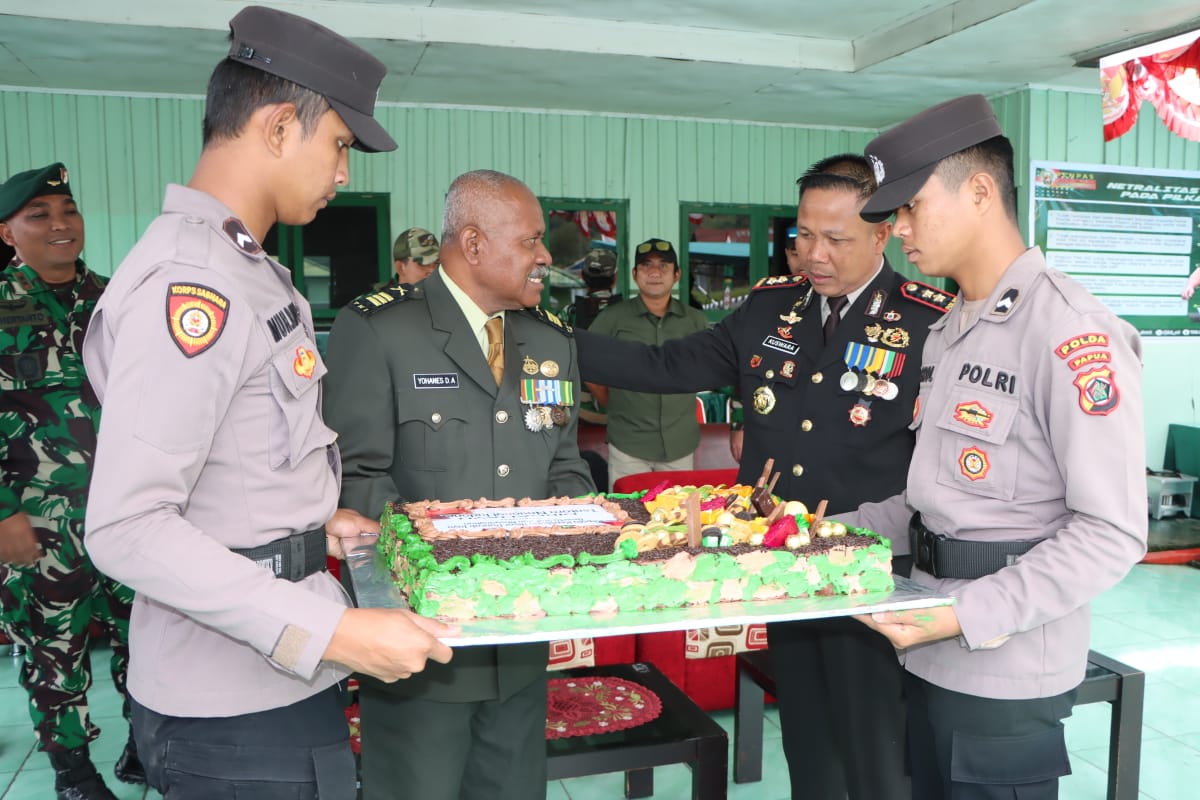 HUT TNI Ke-79, Polres Puncak Jaya Berikan Kejutan Tumpeng dan Kue Ulang Tahun Kepada Seluruh Jajaran TNI