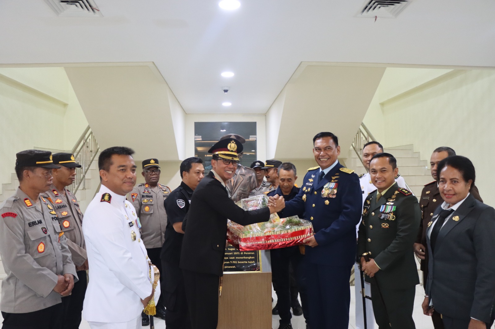 HUT TNI Ke-79, Kapolres Biak Berikan Kado Nasi Tumpeng