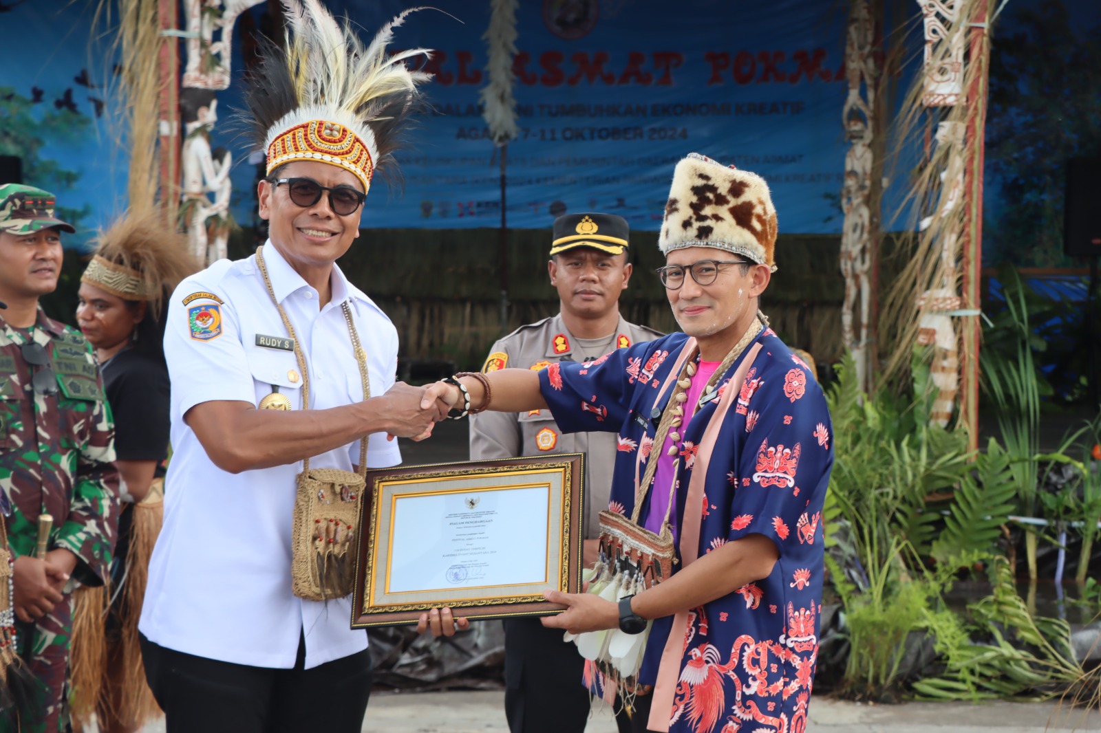 Polres Asmat Lakukan Pengawalan Ketat Selama Kunjungan Menteri Pariwisata dan Ekonomi Kreatif di Festival Asmat Pokman ke-37