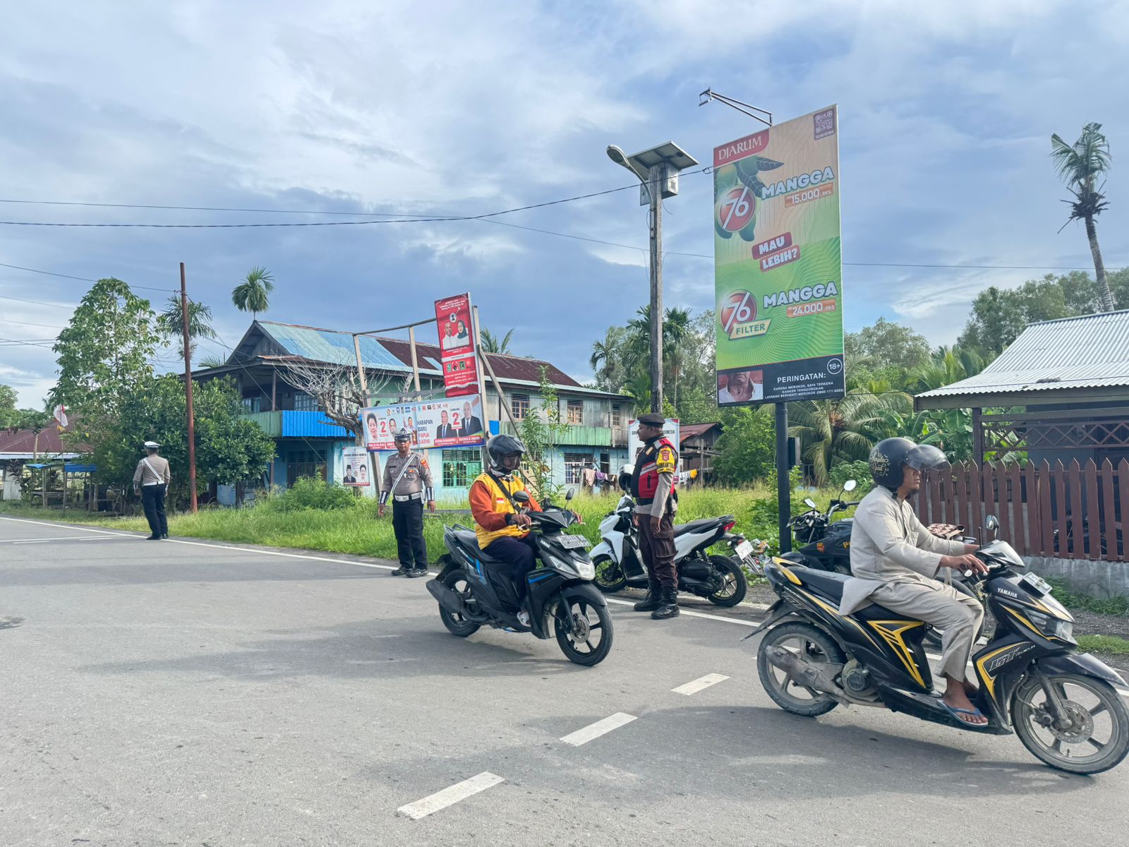 Giat Rutin Tim PRC Sat Samapta Polres Sarmi membeck up Sat Lantas melakukan pengaturan arus lalu lintas