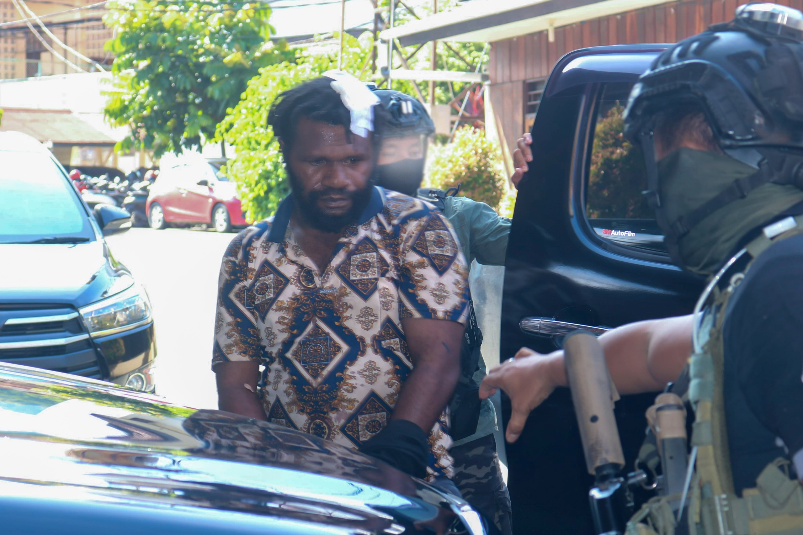 Satgas Ops Damai Cartenz-2024 Kawal Ketat Pimpinan KKB Paniai, Jemmy Magai Yogi, Tiba di Polda Papua