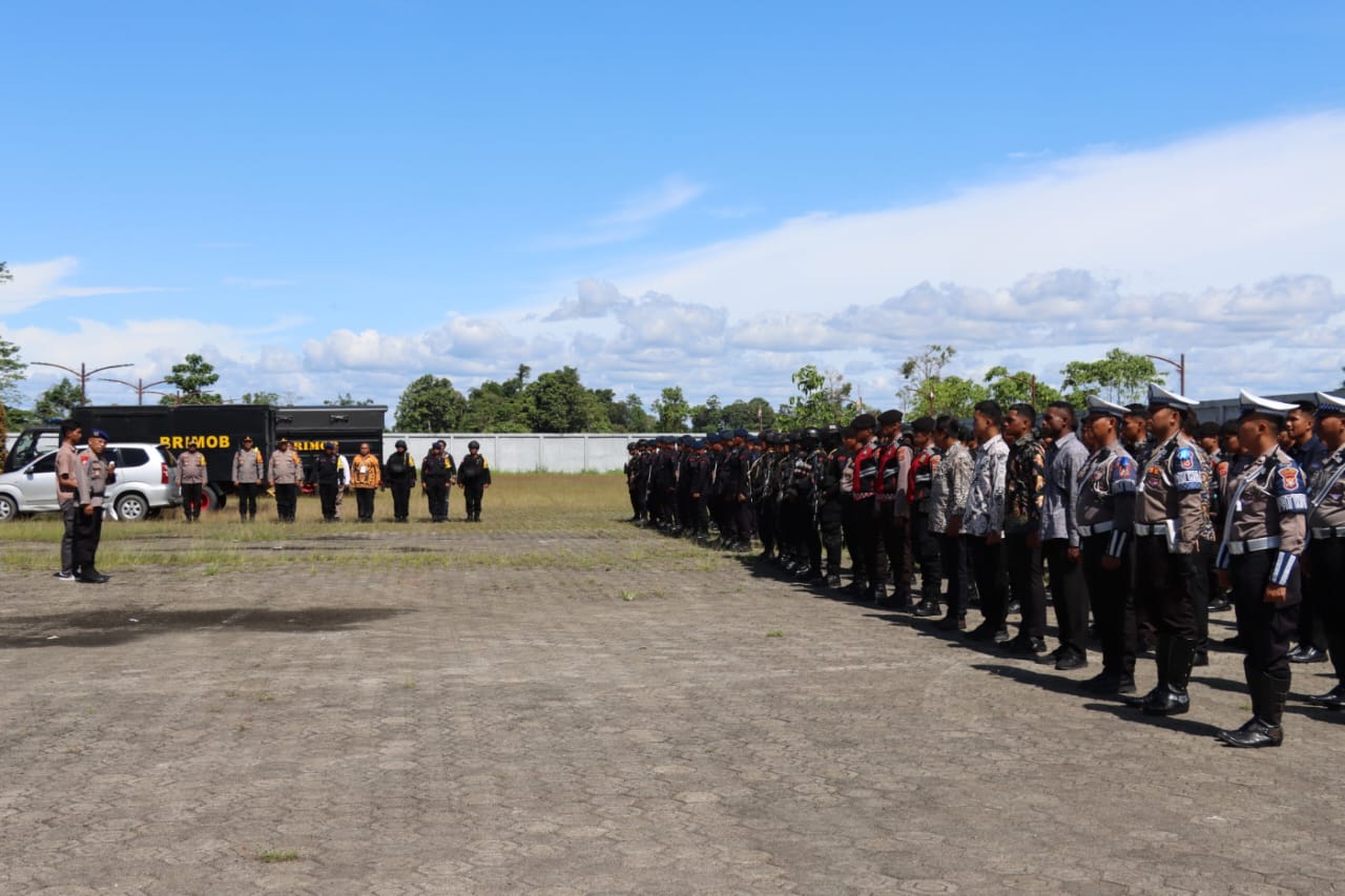 Pengamanan oleh Satgas OMPC II Provinsi Papua Tengah pada Debat Paslon Gubernur dan Wakil Gubernur