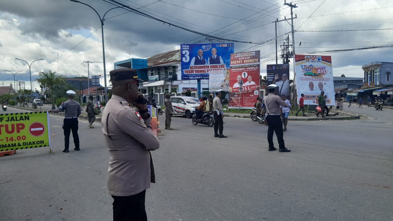 Personel Gabungan Amankan Misa Pentahbisan Imam Katolik di Gereja Paroki Santa Sisilia SP2 Timika