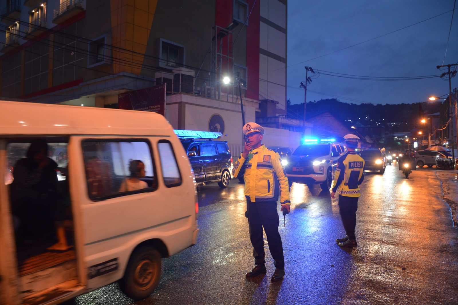 Pengaturan Lalu Lintas oleh Personil Sat Lantas Polda Papua di Depan Hotel Aston Jayapura