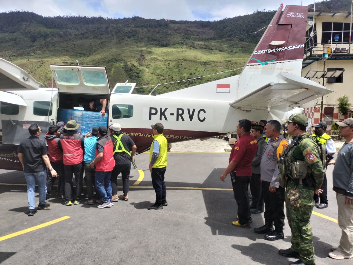 Korban Penembakan KKB di Puncak Jaya Diterbangkan ke Kampung Halaman