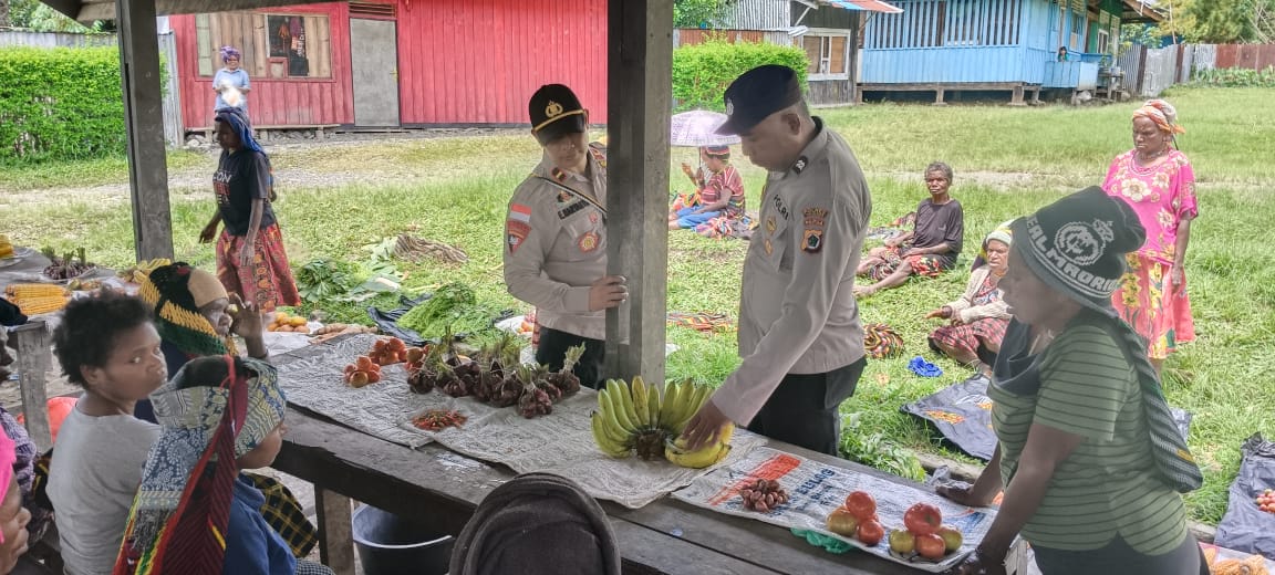 Kapolsek Bokondini Ajak Warga Bersama – Sama Menjaga Kamtibmas Menjelang Pilkada 2024