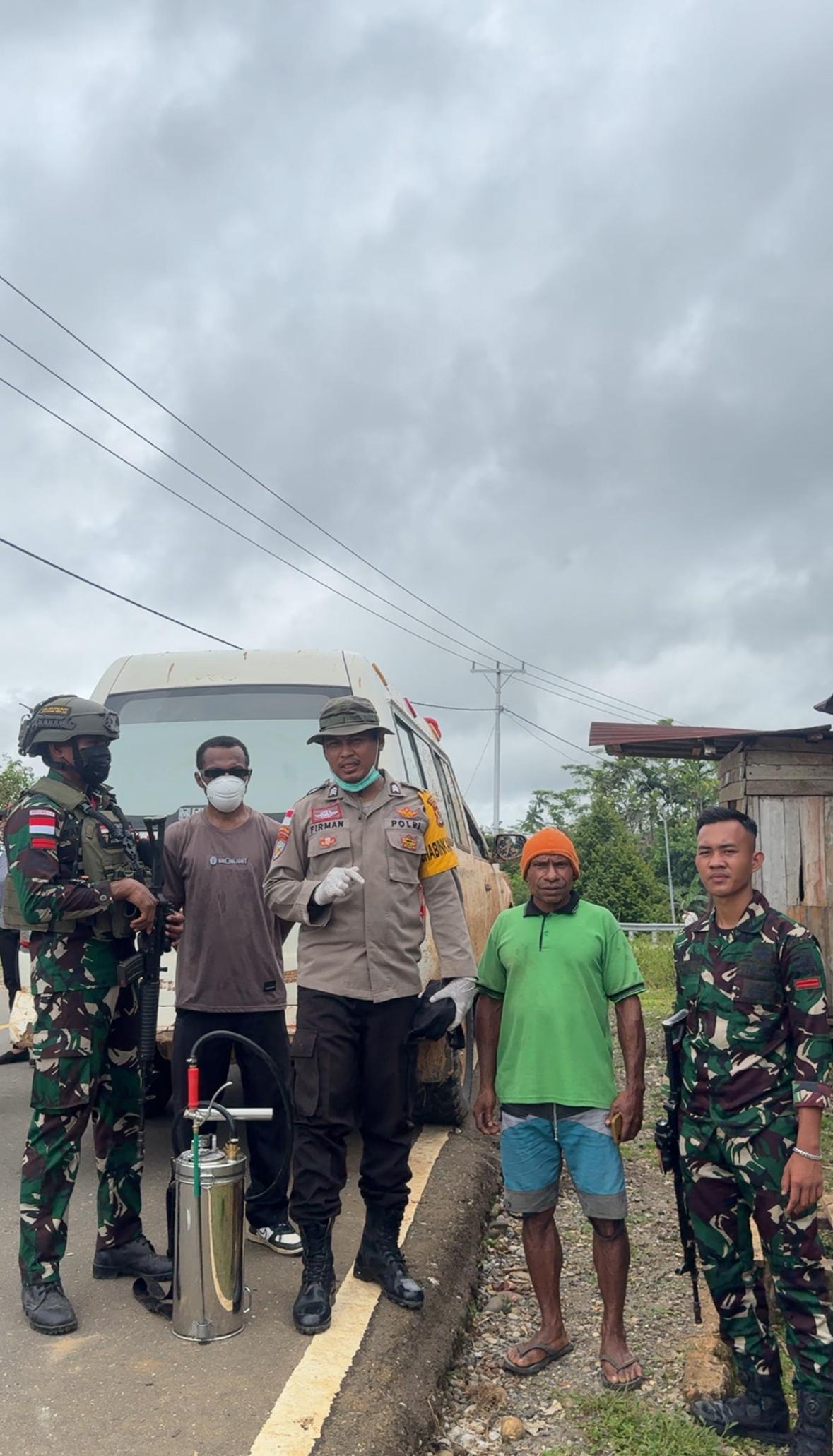 Sinergitas TNI, Polri, dan Dinas Kesehatan Laksanakan Penyemprotan IRS Cegah Penyebaran Nyamuk Malaria di Kampung Timka Distrik Ninati