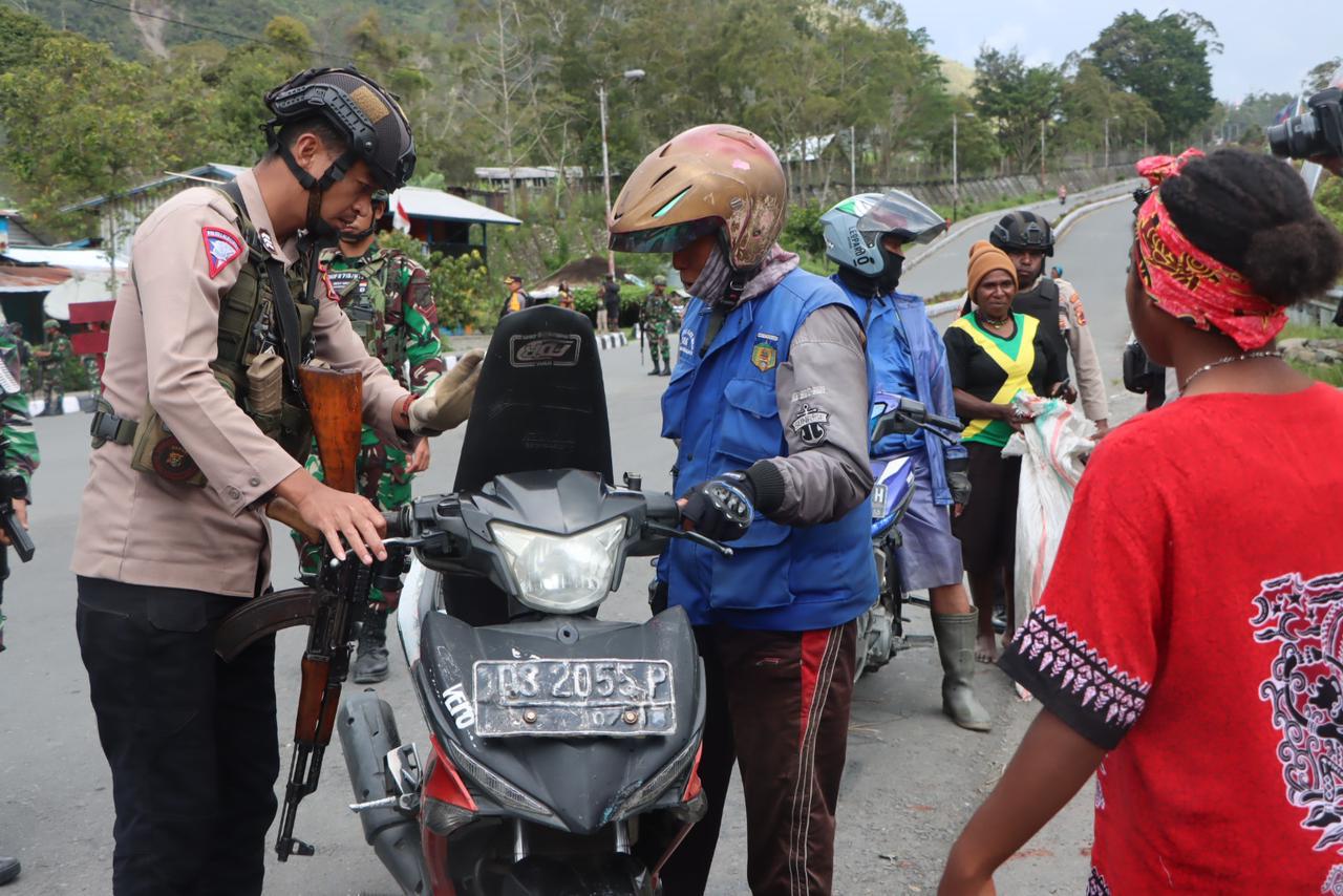 Ciptakan Sitkamtibmas Aman Kondusif, Aparat Gabungan TNI-POLRI dan Satpol PP di Kab. Puncak Jaya Gelar Patroli dan Razia Skala Besar