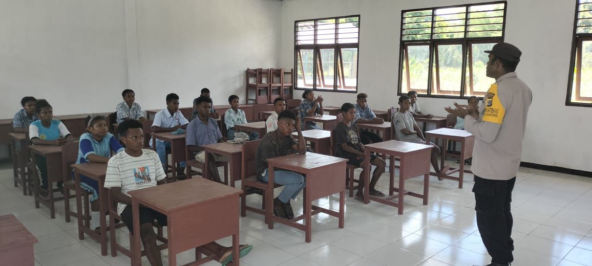 Bag SDM Polres Waropen Sosialisasikan Penerimaan Terpadu Anggota Polri TA. 2025 di SMA Negeri Urfas