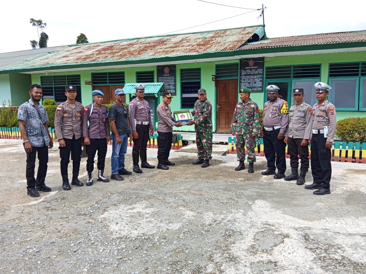 Wujud Sinergitas TNI – Polri, Polres Keerom Berikan Kejutan di HUT TNI Ke-79