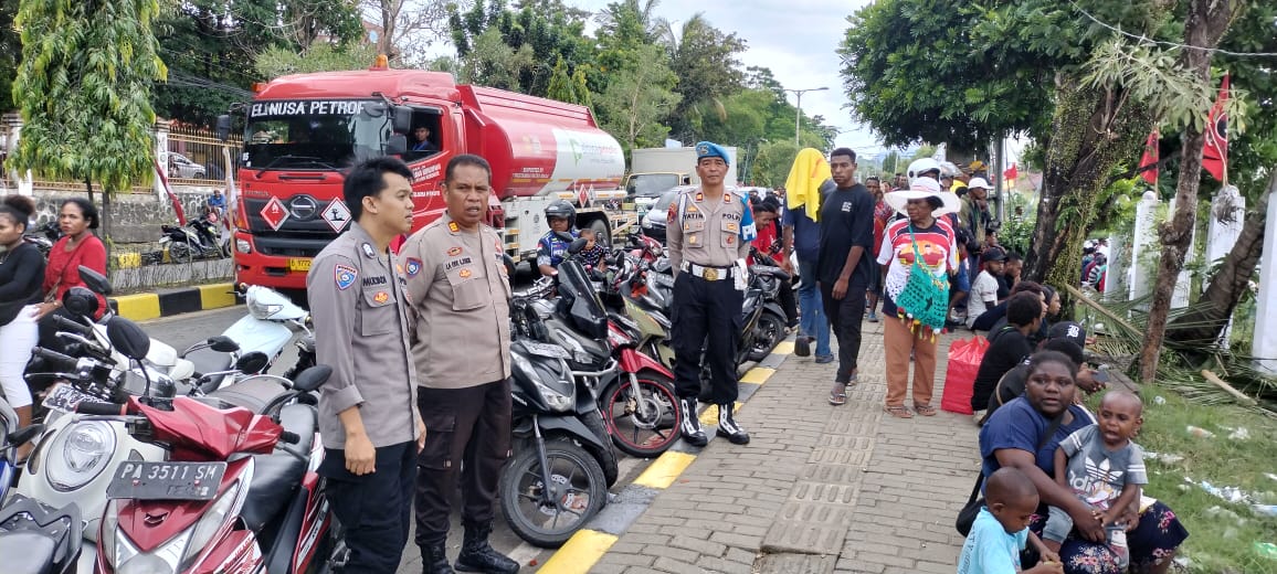 Personel Ops Mantap Praja Cartenz Polda Papua Lakukan Pengamanan Kampanye Akbar Cagub dan Cawagub Papua